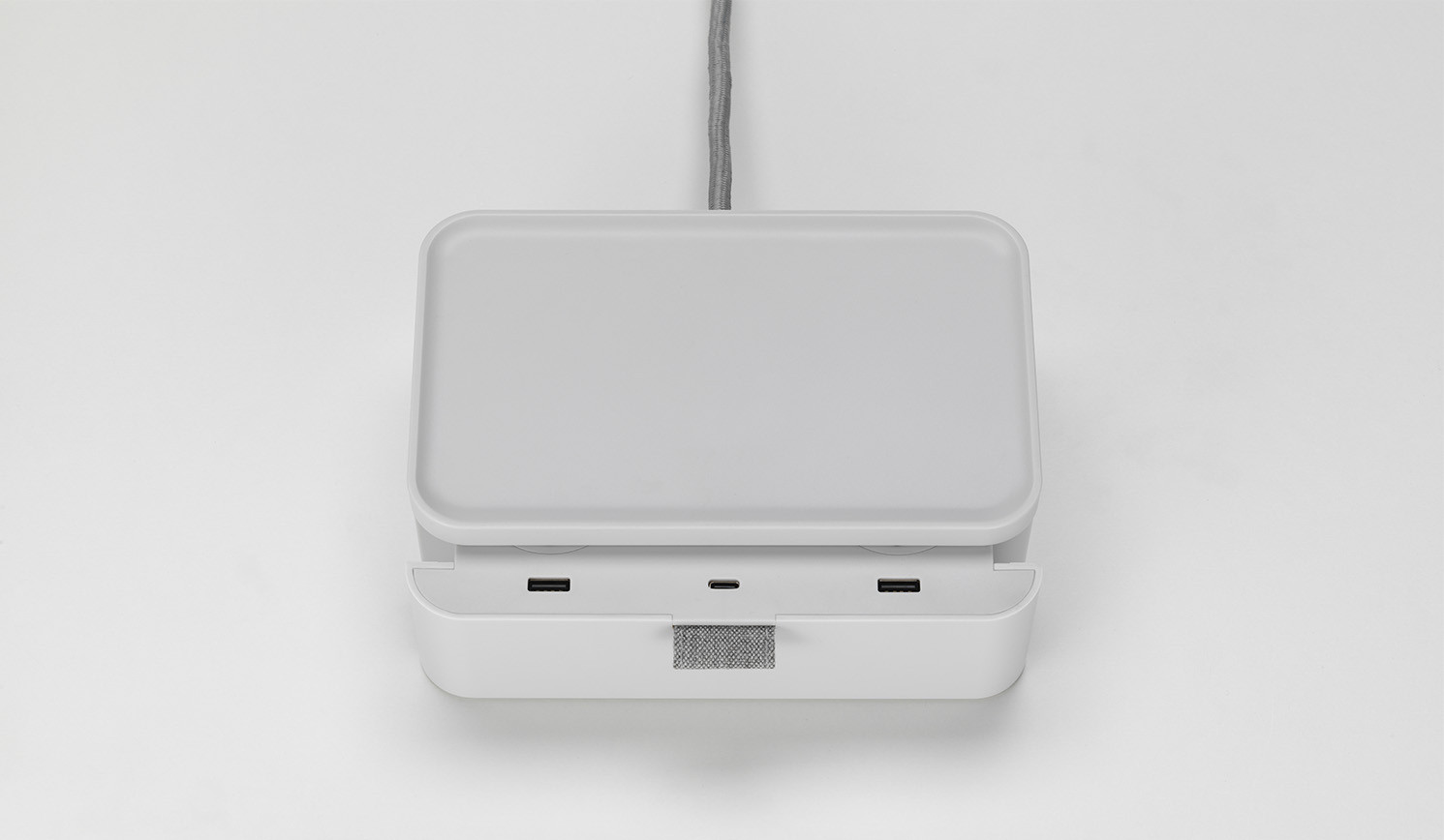 Vitra Ampi Stromanschlussbox Elektrifizierung am Arbeitsplatz in soft grey Vitra-Ampi-Stromanschlussbox-fur-die-Elektrifizierung-des-Arbeitsplatzes-in-soft-grey