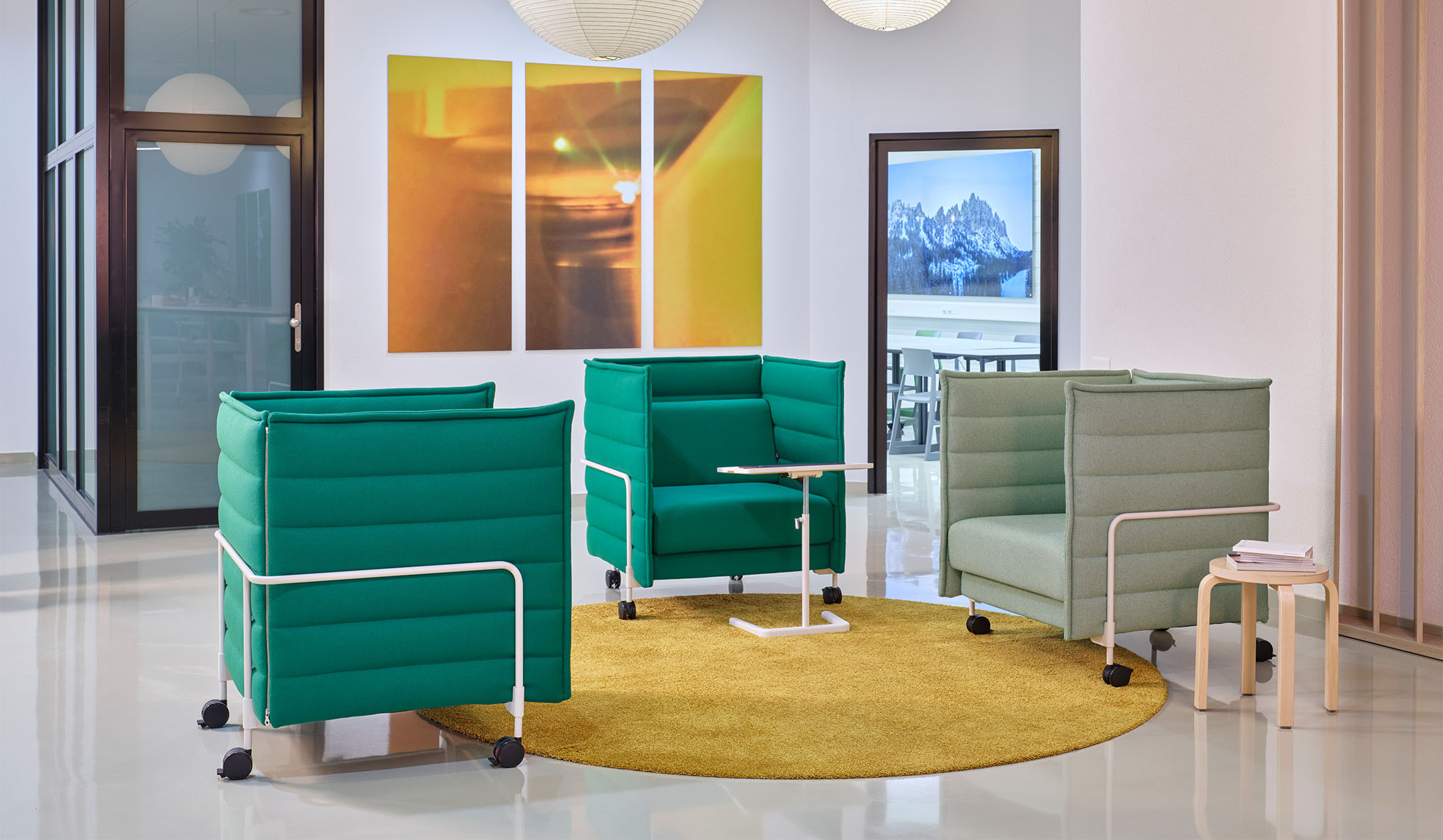 Vitra-NesTable-hohenverstellbarer-Beistelltisch-in-soft-light