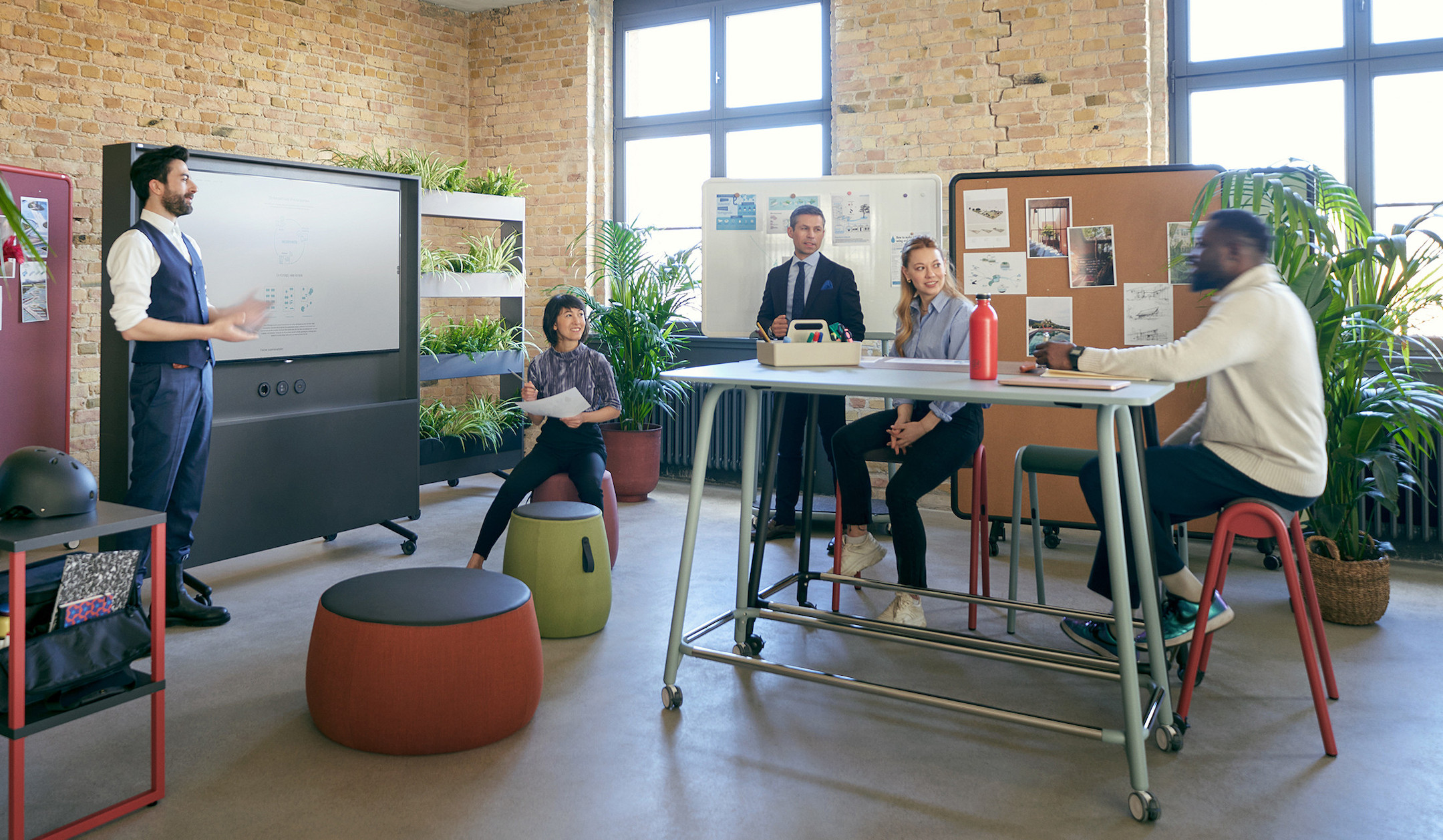 Sedus-se-lab-high-desk-Workshop-Tisch-auf-Rollen-mit-Fussreling-fur-agile-Teamarbeit