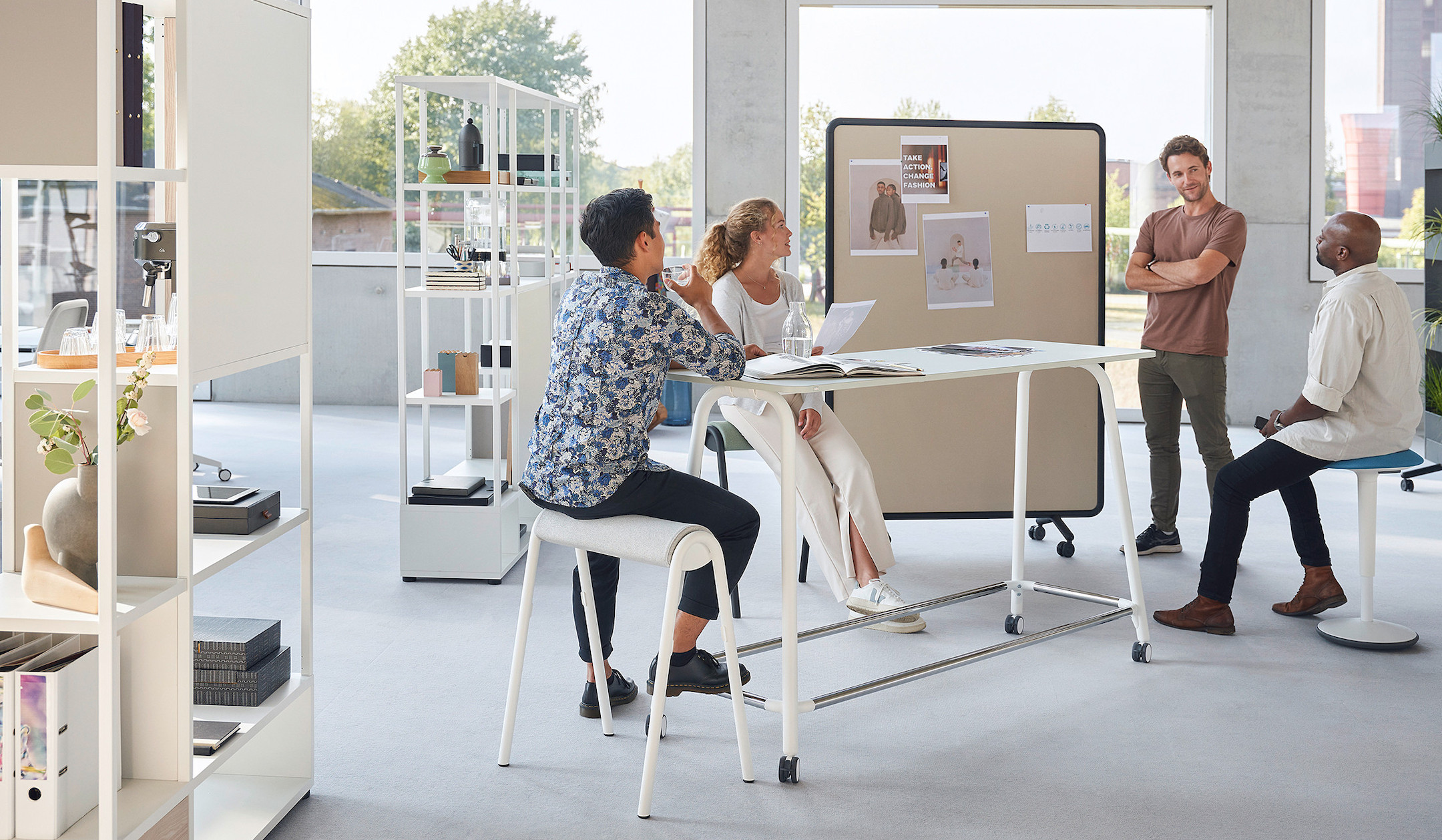 Sedus-se-lab-hopper-Sitzbock-fur-dynamisches-Sitzen-in-agilen-Workshops-und-spontane-Meetings