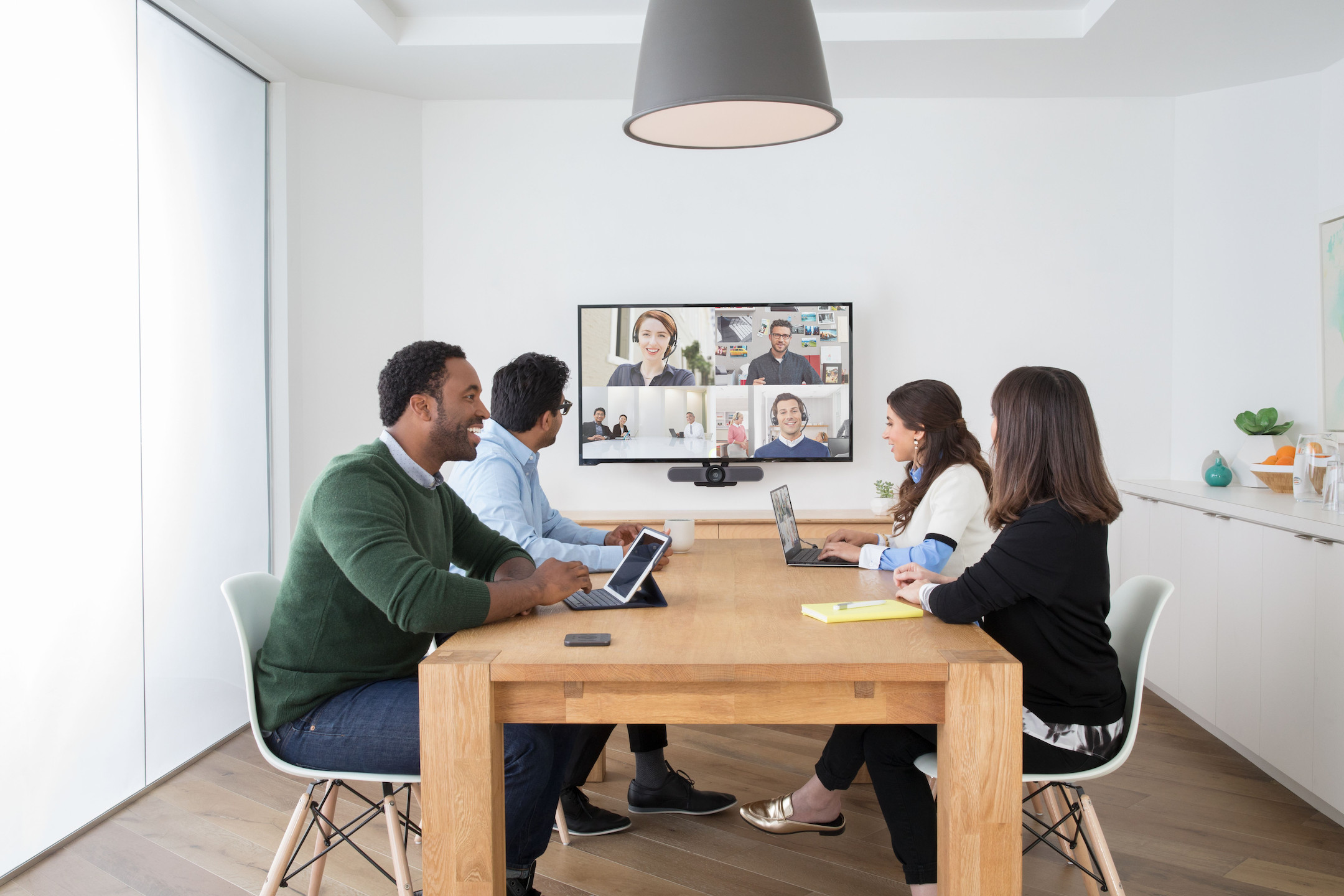 Logitech-MeetUp-All-in-one-Konferenzkamera-mit-3840-x-2160-4K-UHD-13-MP-30-fps-120-fur-kleine-Raume-Demoware