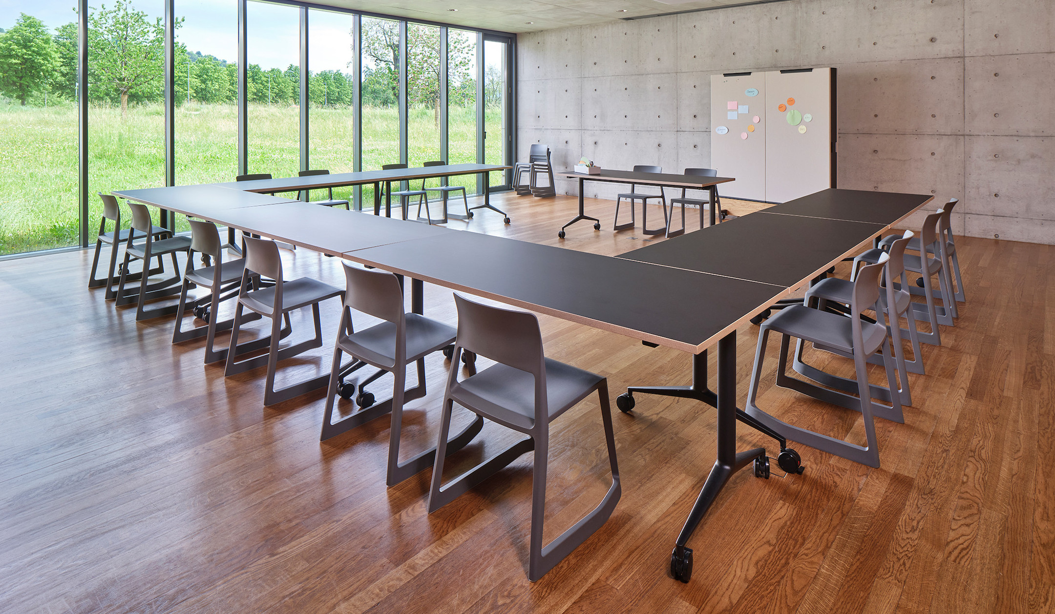 Vitra-MedaMorph-Folding-Table-mit-platzsparender-Klappfunktion