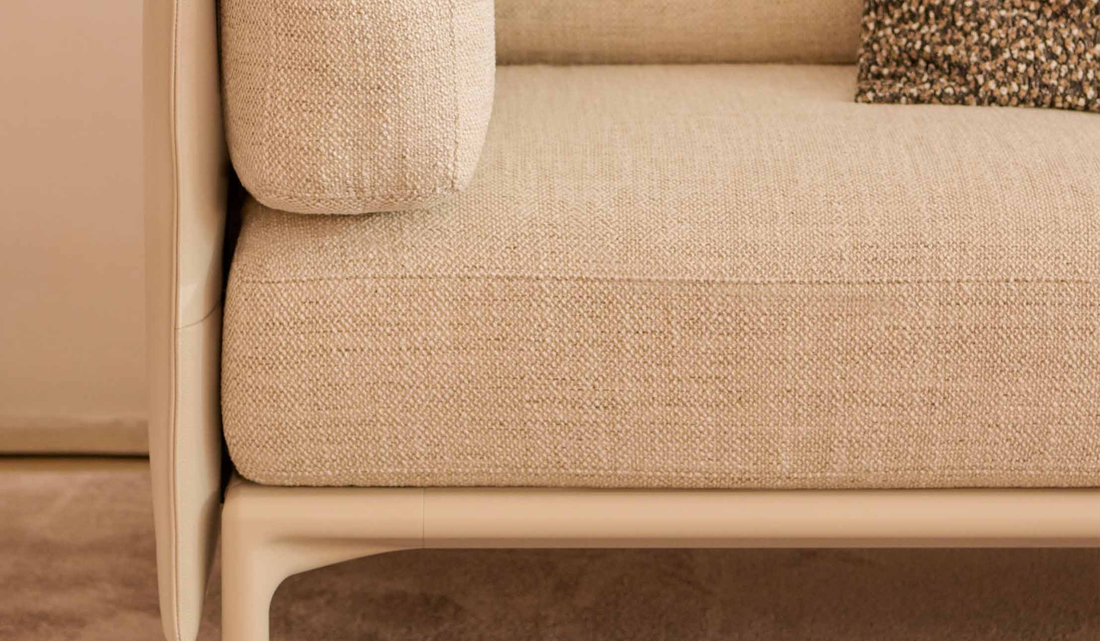 Vitra-Anagram-Club-flexibles-Sofasystem-fur-die-individuelle-Gestaltung-komfortabler-Sitzlandschaften-und-Loungebereiche