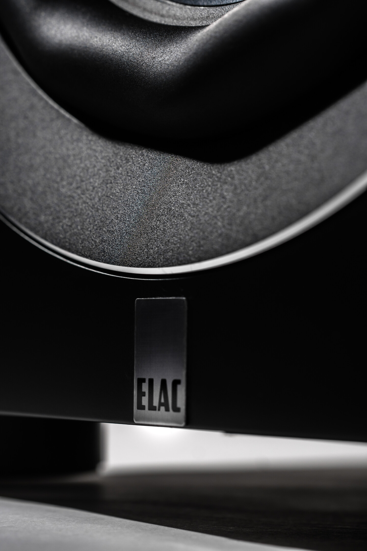 ELAC-Reference-Series-RS500-SB-Subwoofer-met-10-driver-gesloten-bedienbaar-via-App-500W-versterkermodule-satijnzwart