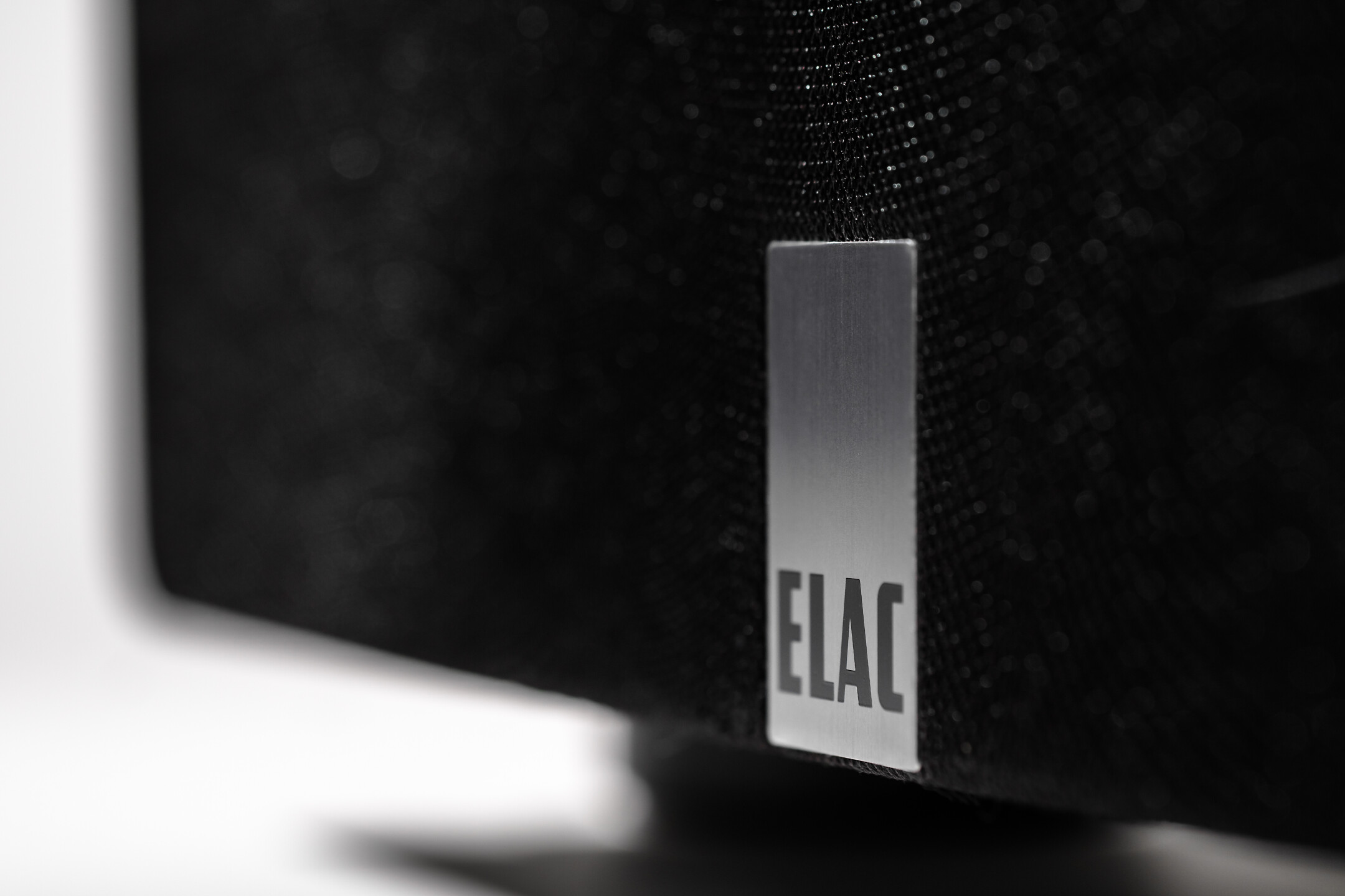 ELAC-Reference-Series-RS500-SB-Subwoofer-met-10-driver-gesloten-bedienbaar-via-App-500W-versterkermodule-satijnzwart