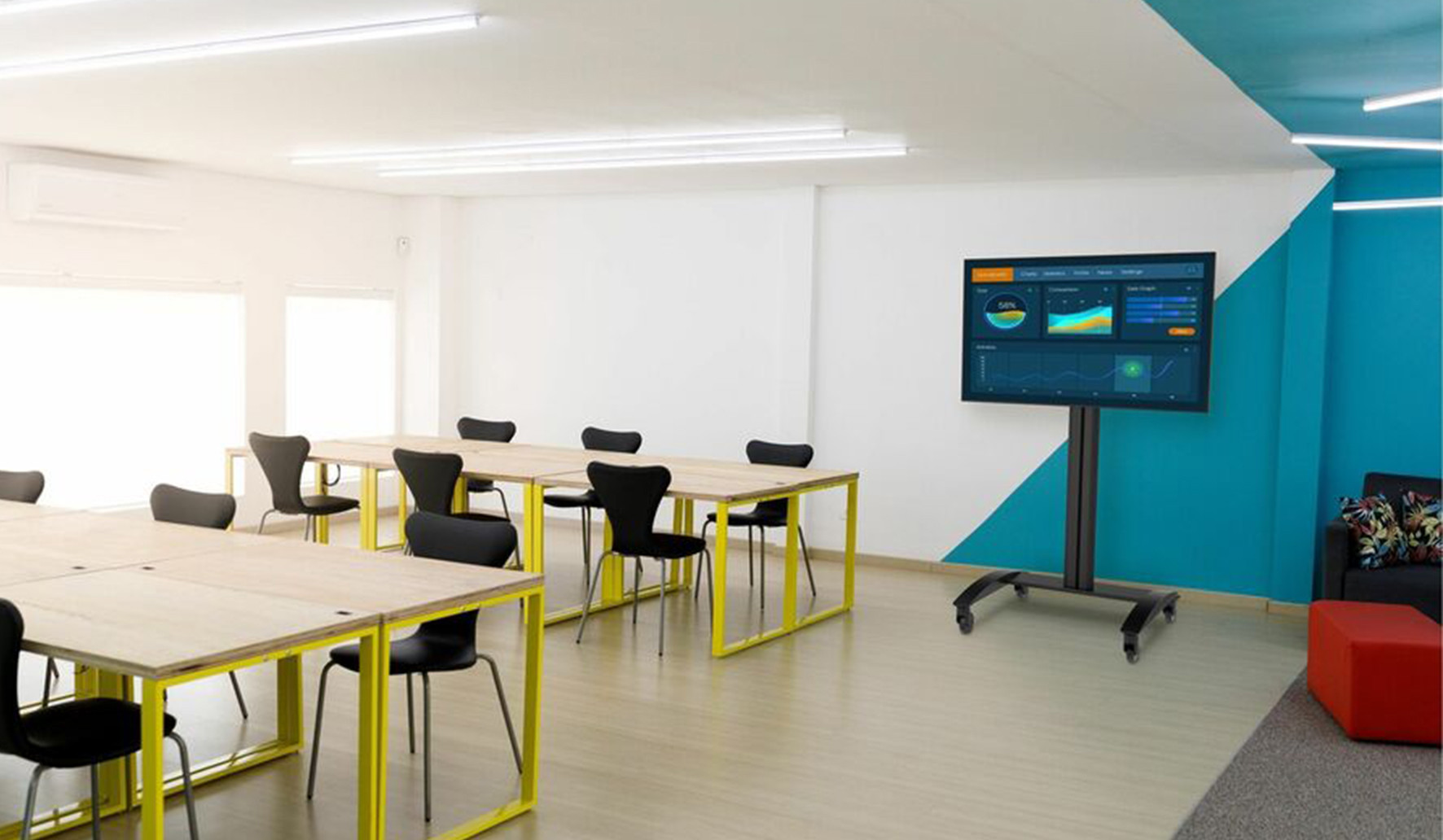 Peerless-AV-SR560M-Smartmount-trolley-voor-flatscreens-met-metalen-plank-voor-displays-van-32-tot-72