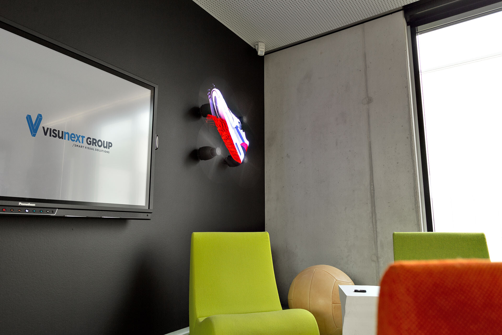 HYPERVSN-Solo-L-30-Holo-Display