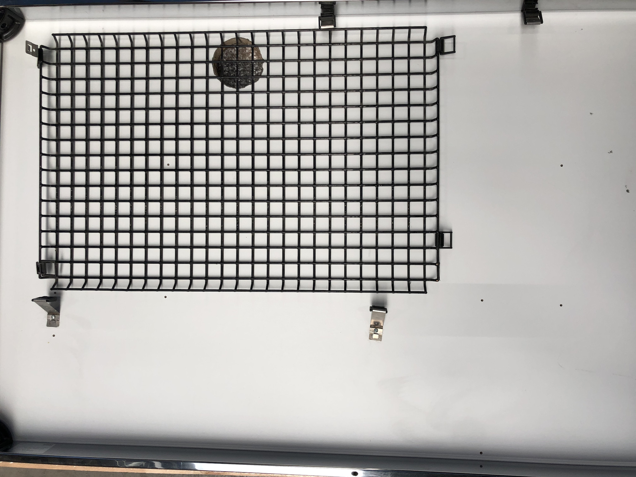 USM-Haller-Tisch-125x75-inkl-Kabelauslass-Gitter-Demoware-in-neuwertigem-Zustand