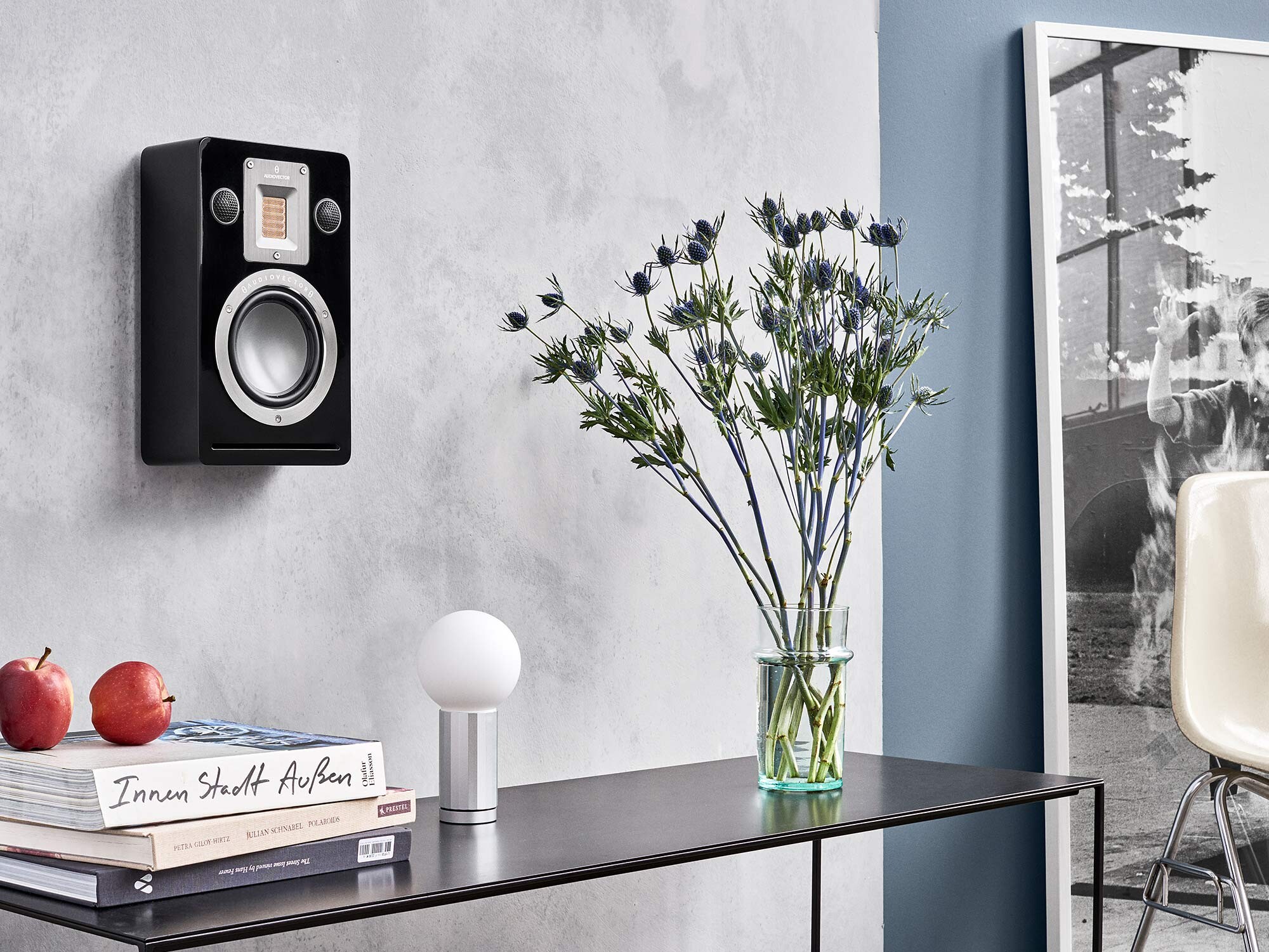 Audiovector-QR-Wall-Black-Piano-Paar