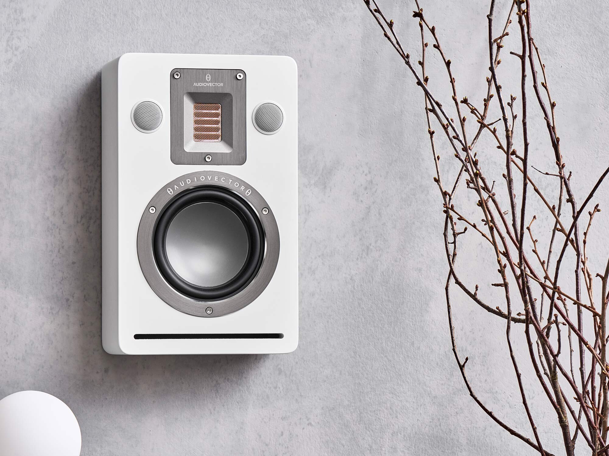 Audiovector-QR-Wall-Seidenweiss-Paar