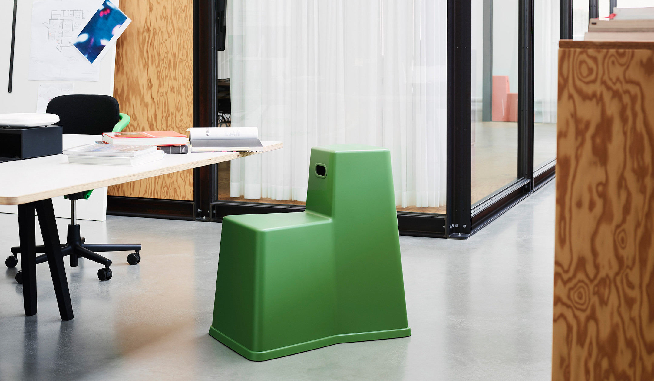 Vitra-Stool-Tool-Stuhl-Tisch-Kombination-in-industriegrun
