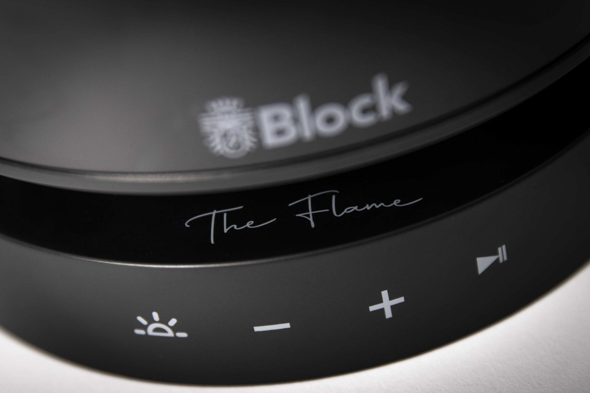 Block-The-Flame-draadloze-Bluetooth-luidspreker-met-tafellamp-voor-een-gezellige-sfeer-in-zwart