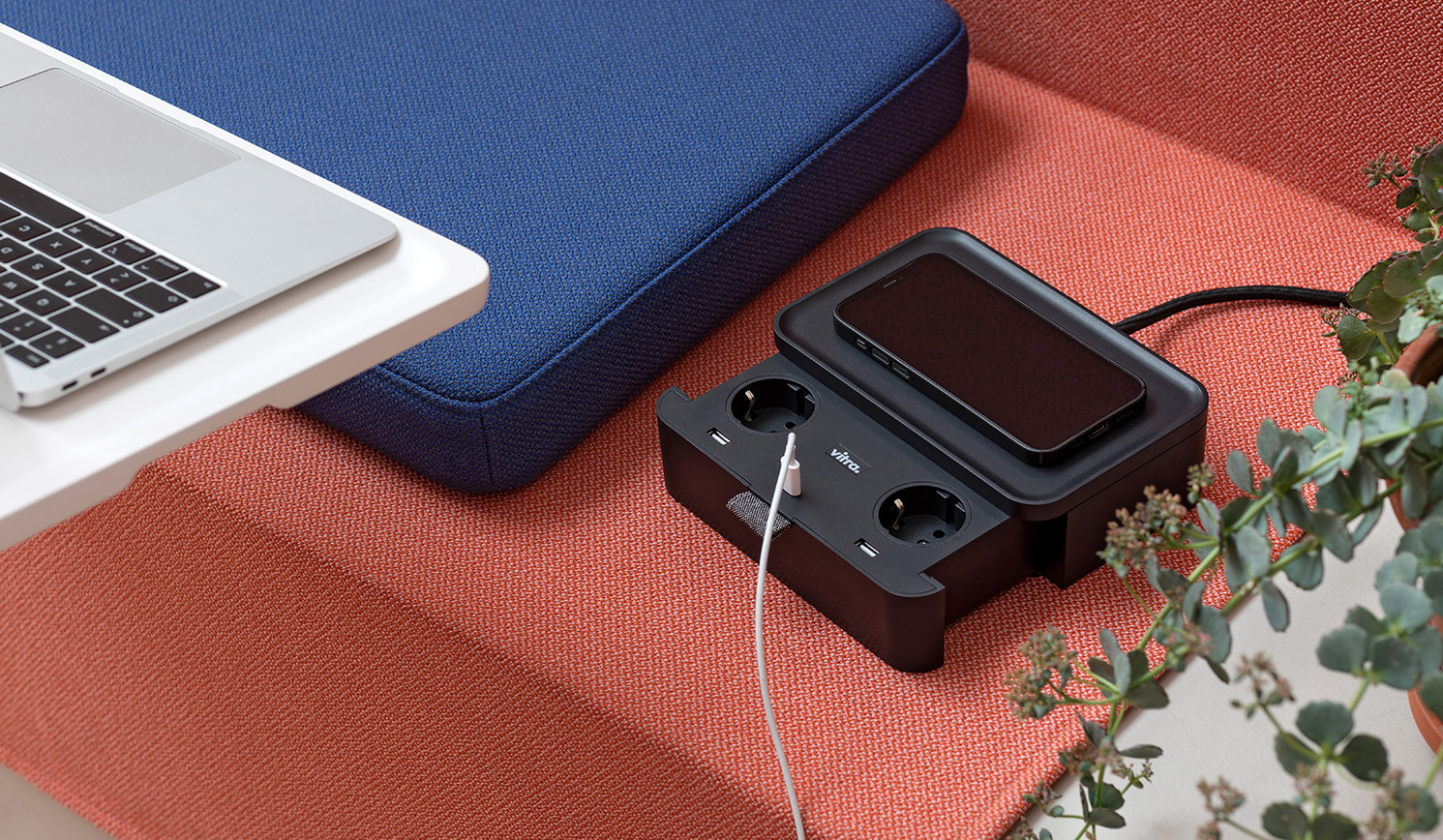 Vitra-Ampi-Stromanschlussbox-fur-die-Elektrifizierung-des-Arbeitsplatzes-in-basic-dark