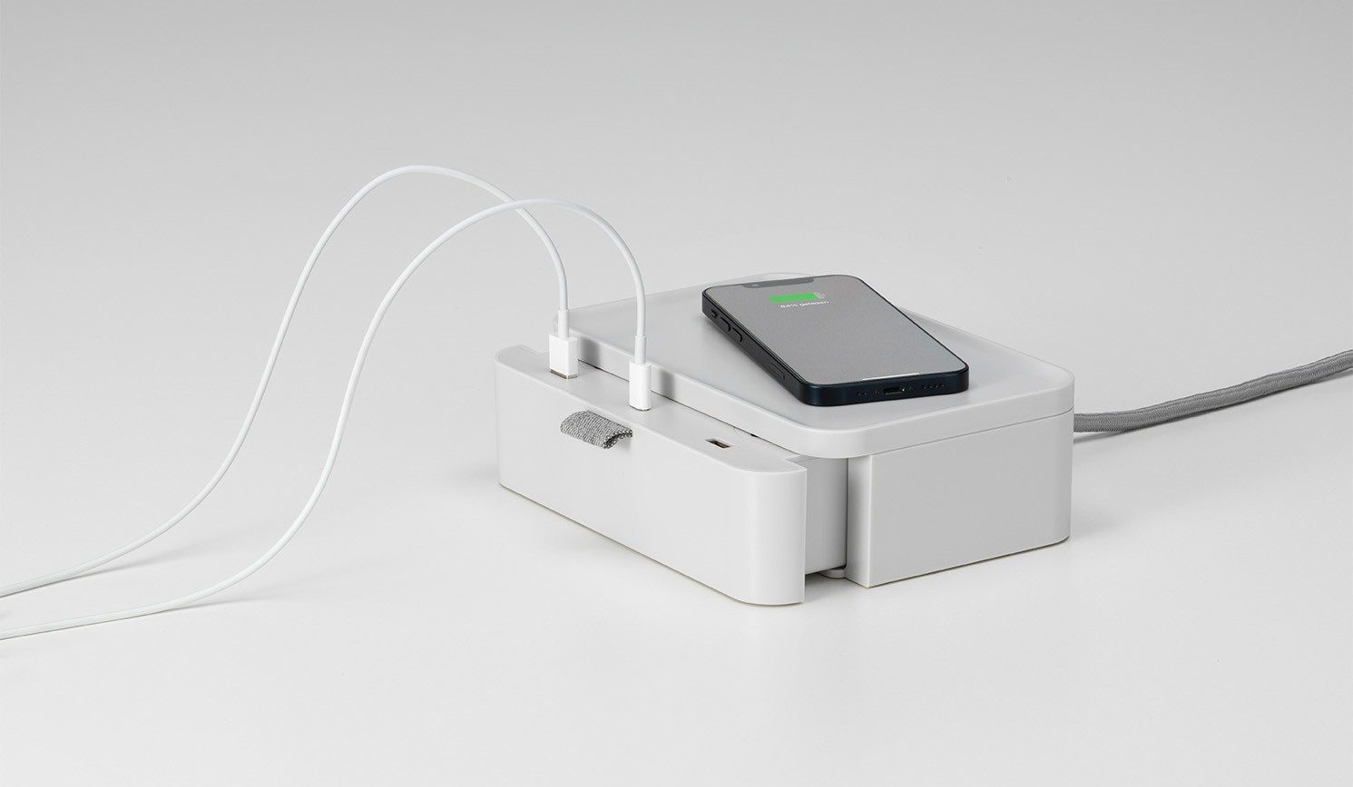 Vitra-Ampi-Stromanschlussbox-Elektrifizierung-am-Arbeitsplatz-in-soft-grey