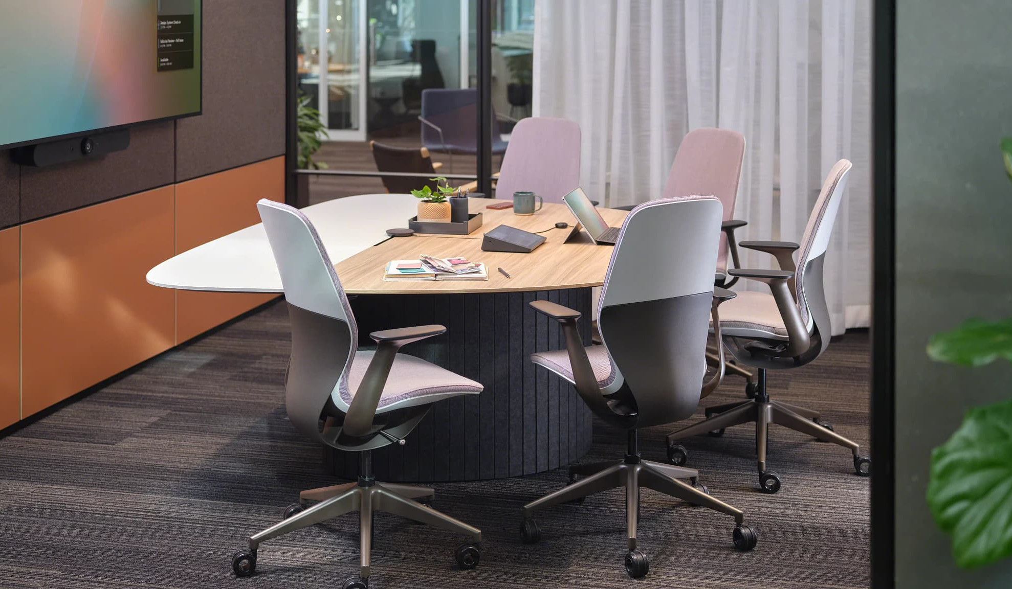 Steelcase-OcularTM-COUPE5-Konferenztisch-fur-kleine-Meetingraume-mit-5-Personen-fur-Videokonferenzen