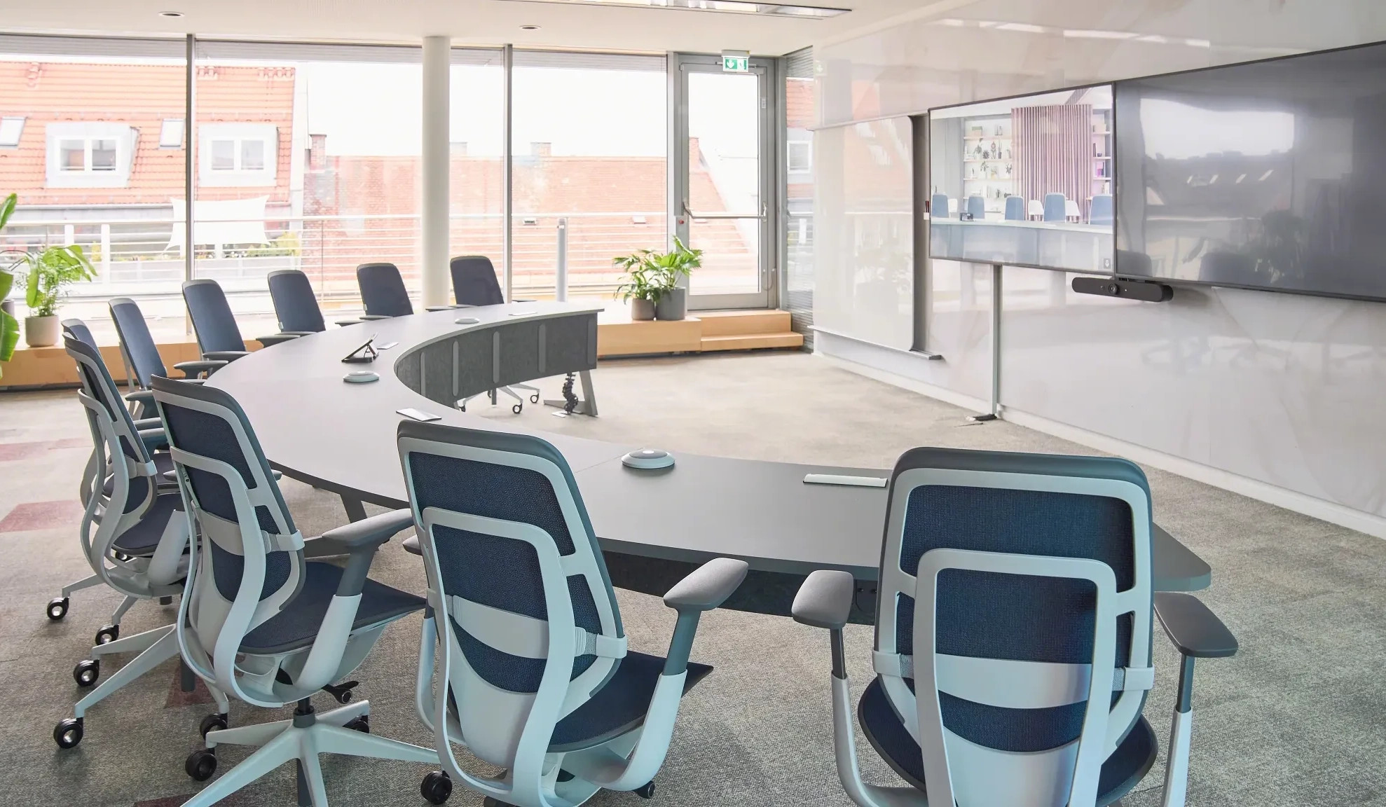 Steelcase Ocular™ ARC10 Konferenztisch mit gewölbter Form und Kabelmanagement für bis zu 10 Personen Steelcase-OcularTM-ARC10-Konferenztisch-mit-gewolbter-Form-und-Kabelmanagement-fur-bis-zu-10-Personen