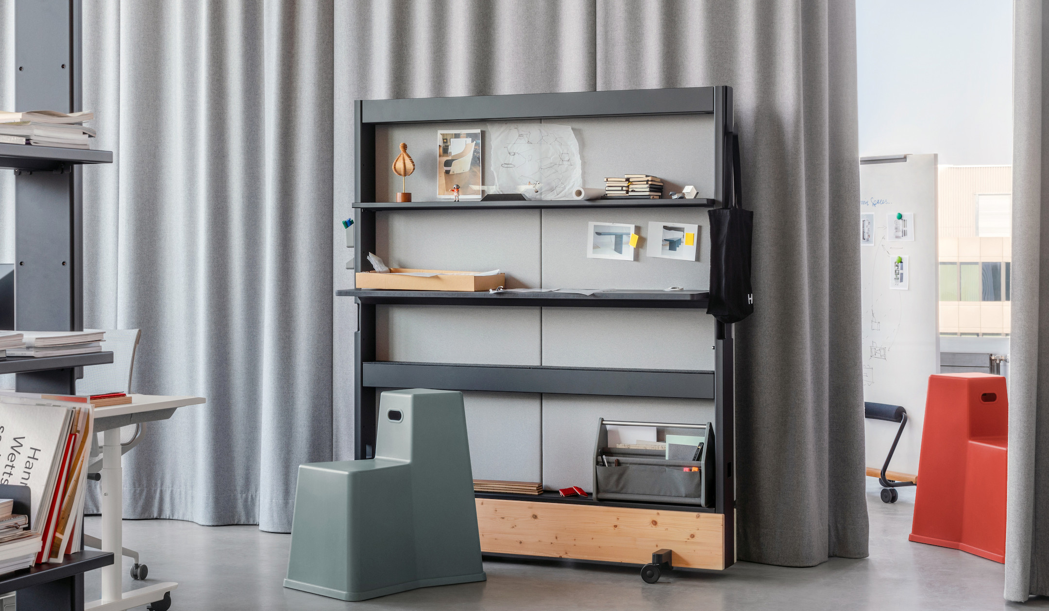 Vitra-Dancing-Wall-mobile-Trennwand-Medienmobel-Whiteboard-Regal-Garderobe-fur-moderne-Arbeitswelten