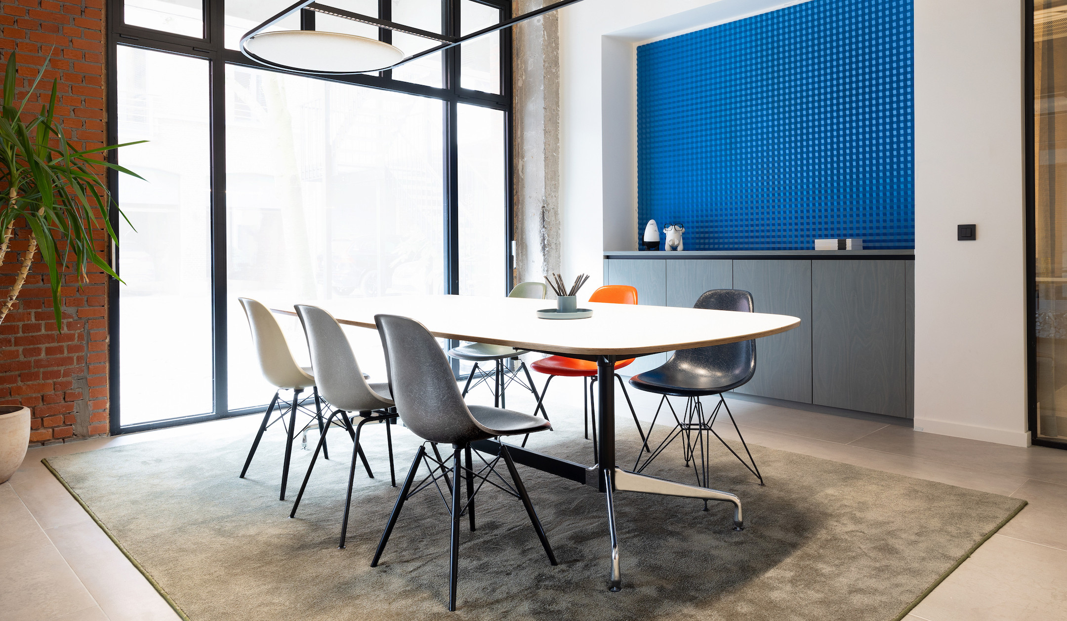 Vitra-Eames-Segmented-Table-Meeting-280-x-130-fur-mittelgrosse-Konferenzraume