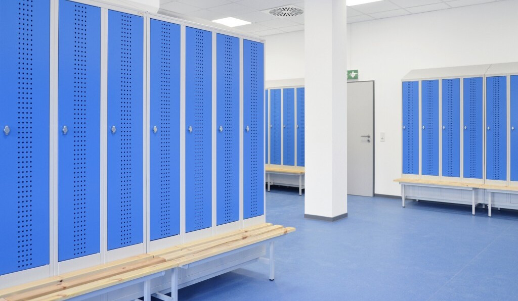 rotstahl-Kleiderspind-mit-Gummipuffern-fur-Buros-oder-Schulungszentren