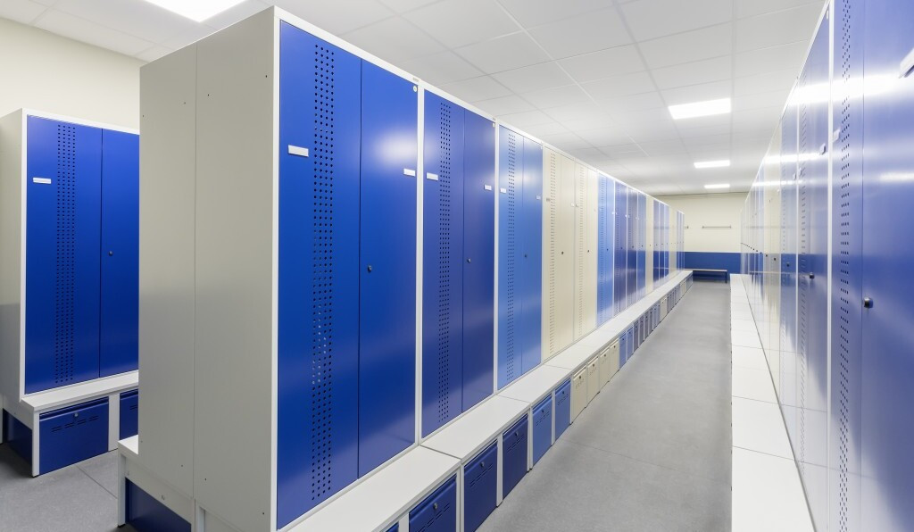 rotstahl-Doppelspind-aus-Stahl-fur-gesetzeskonforme-Schwarz-Weiss-Trennung-in-Umkleidebereichen