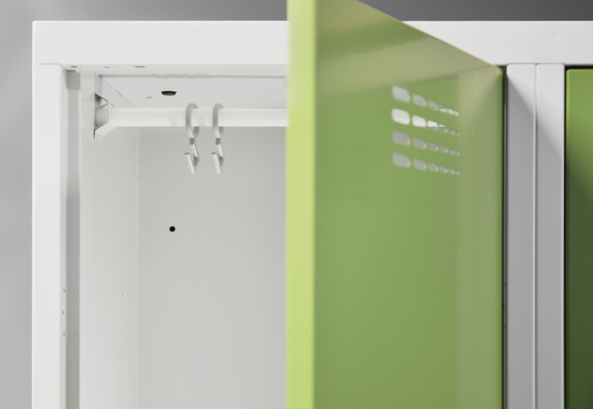 rotstahl-Garderobenspind-aus-Stahl-mit-ubereinander-angeordneten-Abteilen-fur-maximale-Raumeffizienz