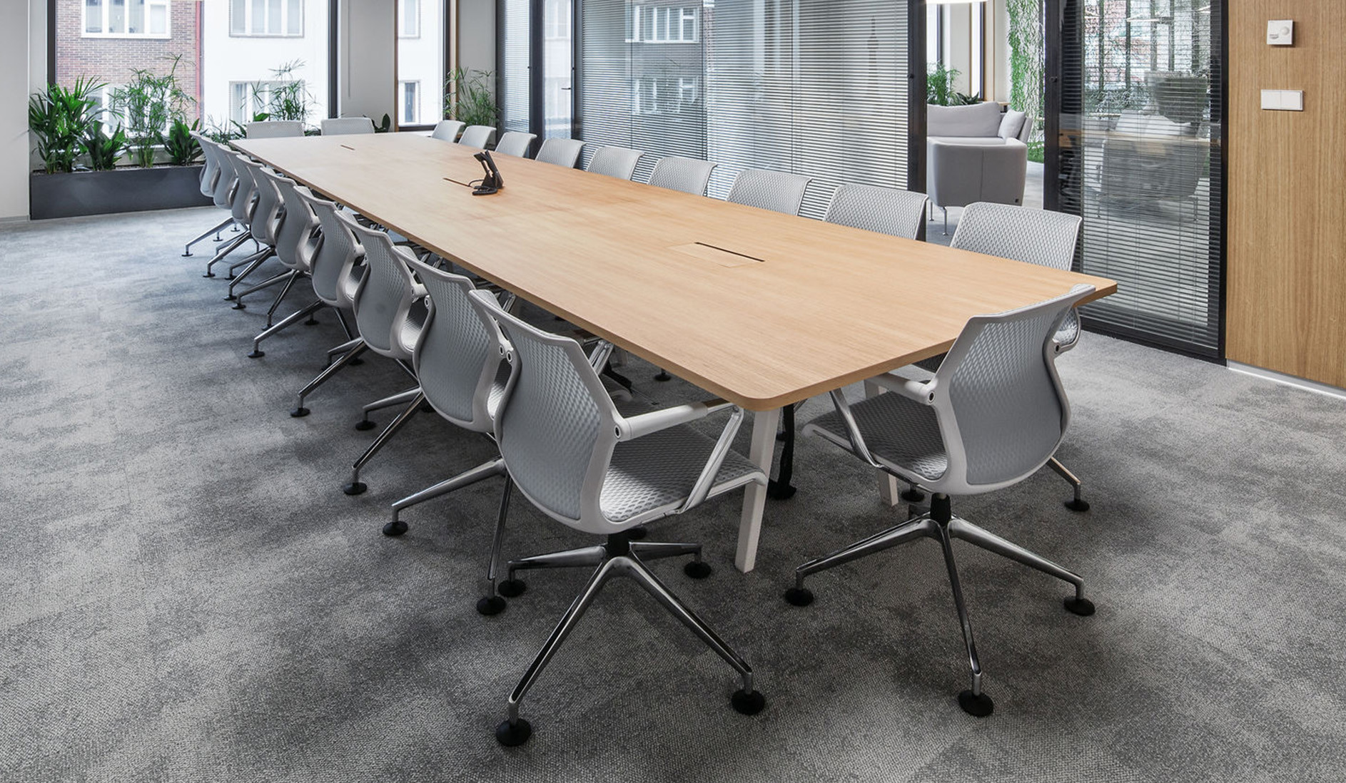 Vitra Unix Chair mit Konferenzstuhl Vierstern-Untergestell, drehbar mit Tiefenfederung Vitra-Unix-Chair-mit-Konferenzstuhl-Vierstern-Untergestell-drehbar-mit-Tiefenfederung