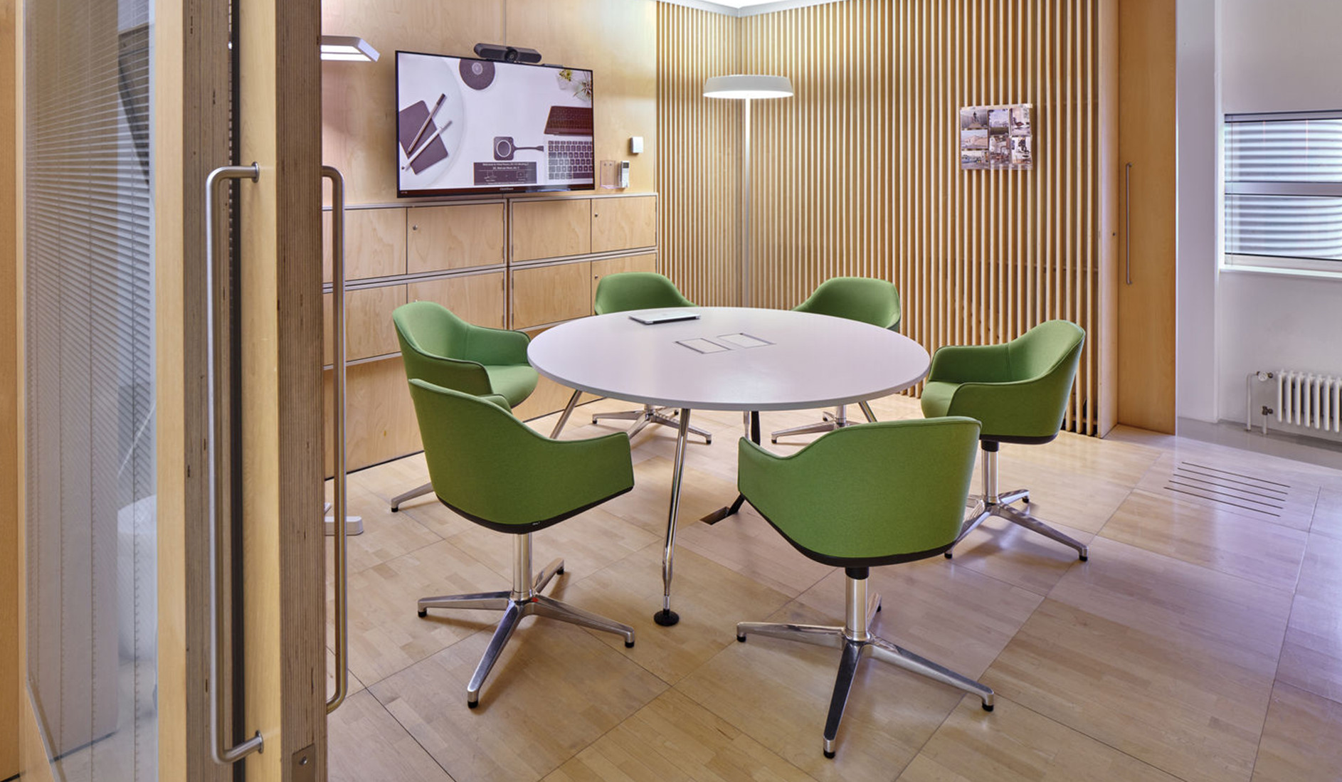 Vitra Softshell Chair mit Vierstern-Untergestell, drehbar mit Tiefenfederung für Konferenzräume Vitra-Softshell-Chair-Vierstern-Untergestell