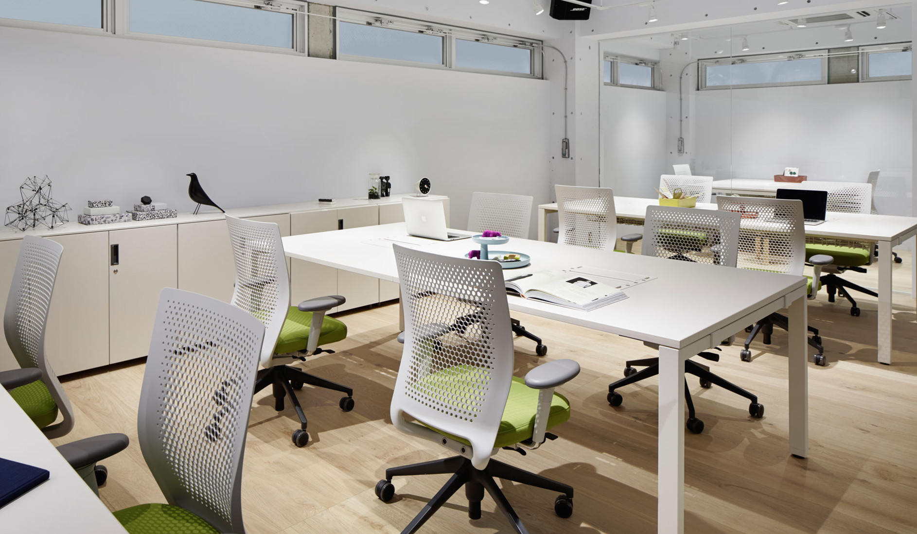 Vitra ID Air Bürostuhl mit perforierter Rückenlehne für ein angenehmes Sitzgefühl im Büro und Home Office Vitra-ID-Air-Burostuhl-mit-perforierter-Ruckenlehne-fur-ein-angenehmes-Sitzgefuhl-im-Buro-und-Home-Office