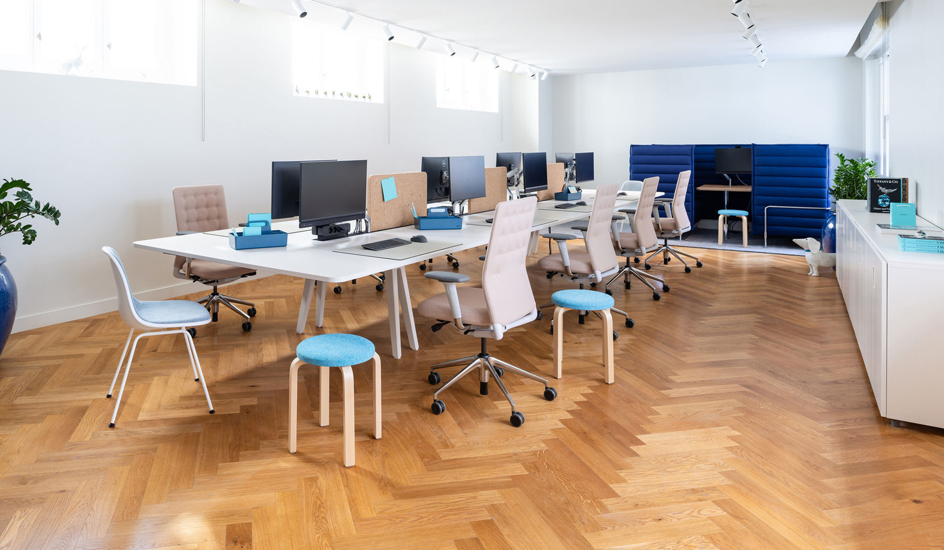 Vitra ID Trim Bürostuhl mit Sandwich-Polsterung und integrierter Lumbalstütze für moderne Workspaces Vitra-ID-Trim-Burostuhl-mit-Sandwich-Polsterung-und-integrierter-Lumbalstutze-fur-moderne-Workspaces