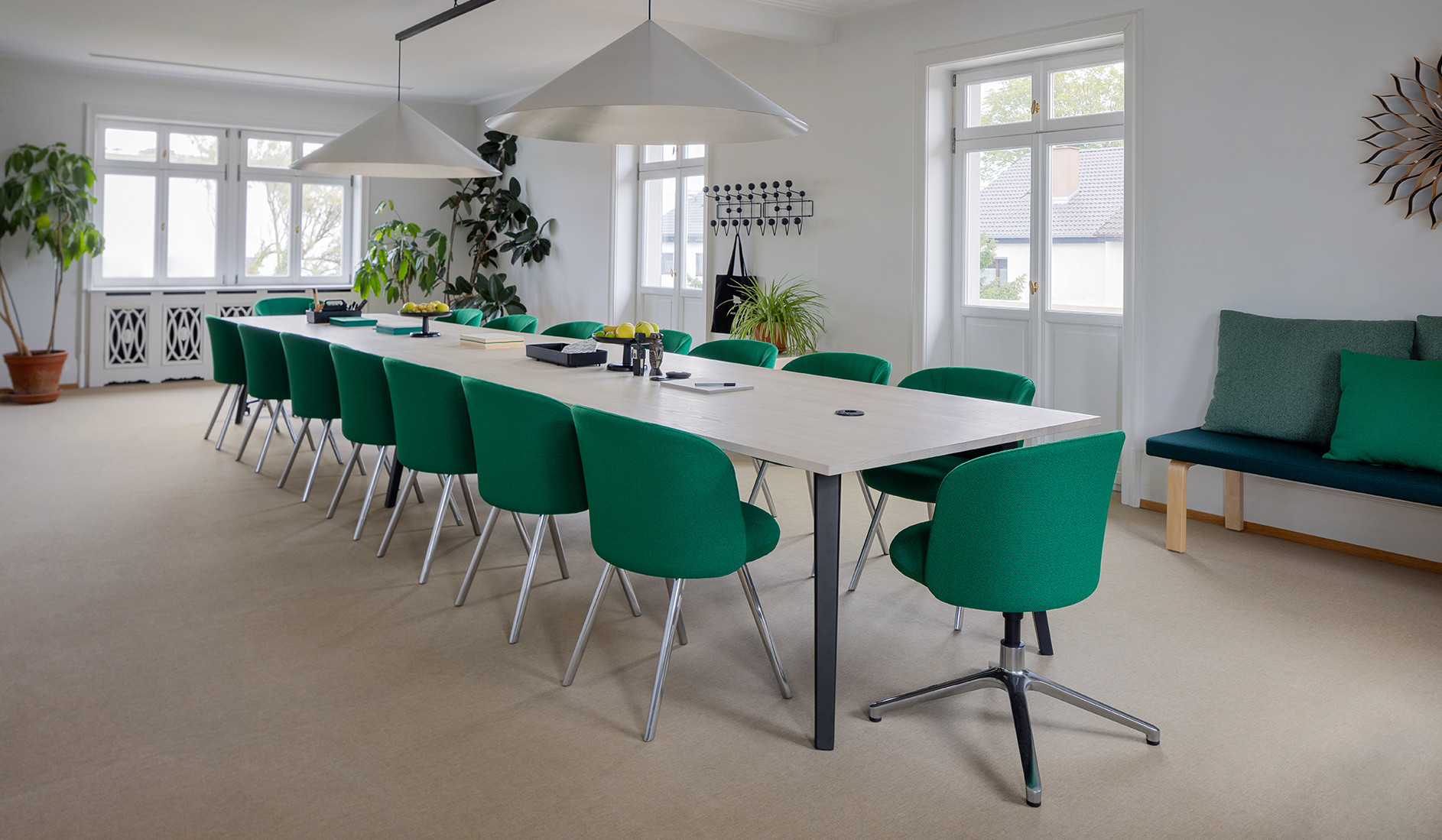 Vitra Joyn 2 Platform Konferenztisch bietet maximale Beinfreiheit und produktive Ordnung im Büro Vitra-Joyn-2-Platform-Tisch