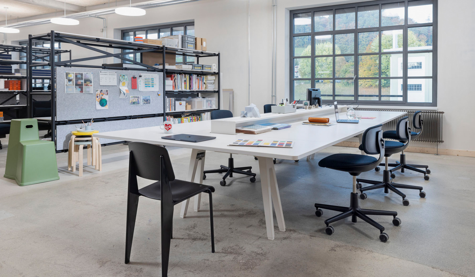 Vitra Joyn 2 Meet Konferenztisch mit smarten Kabelmanagement für moderne Büros Vitra-Joyn-2-Meet-Besprechungstisch