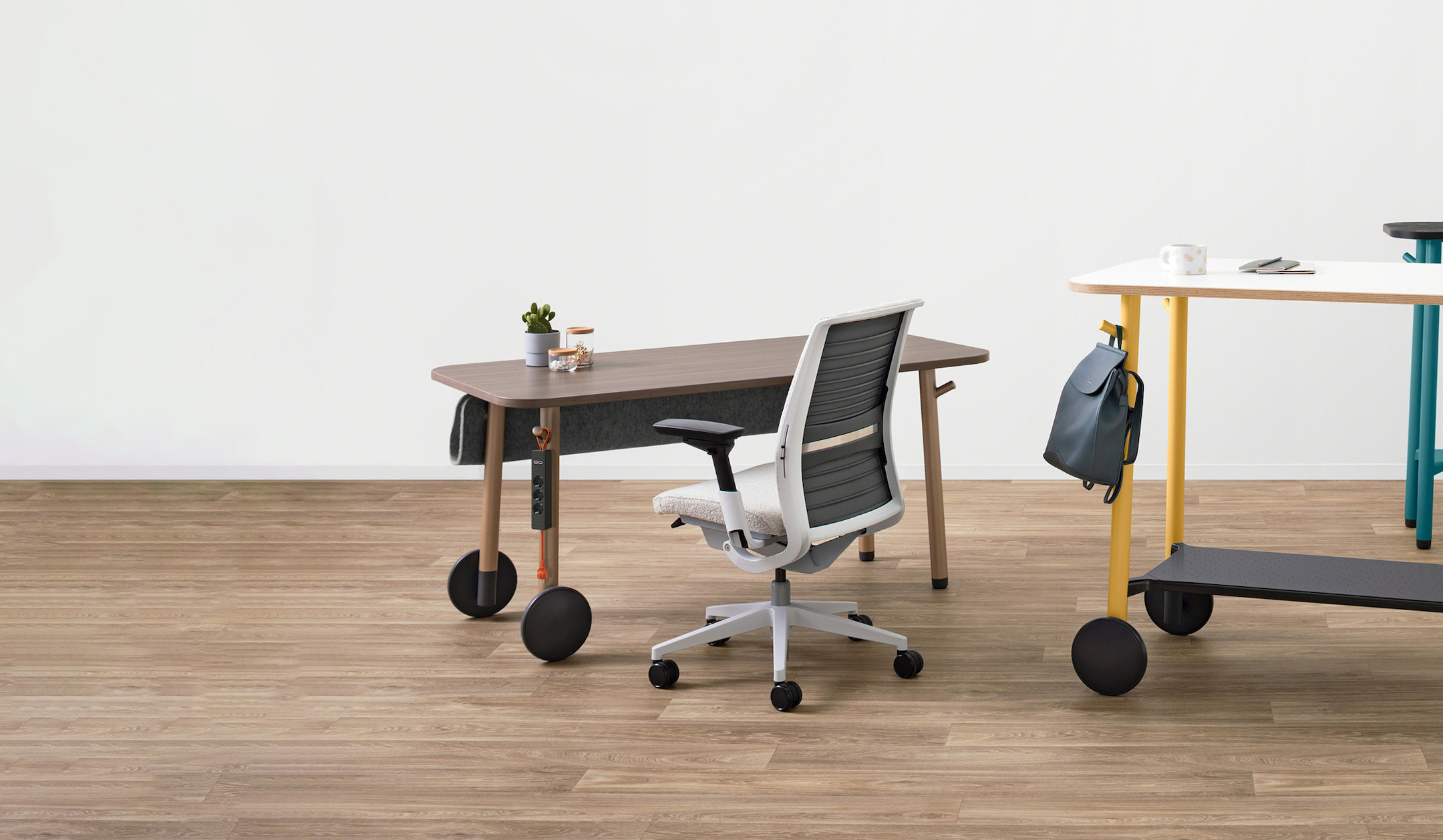 Steelcase Flex Rolltisch in Sitzhöhe mit Rollen und Haken für flexible Arbeitsplätze Steelcase-Flex-Rolltisch-in-Sitzhohe-mit-Rollen-und-Haken-fur-flexible-Arbeitsplatze