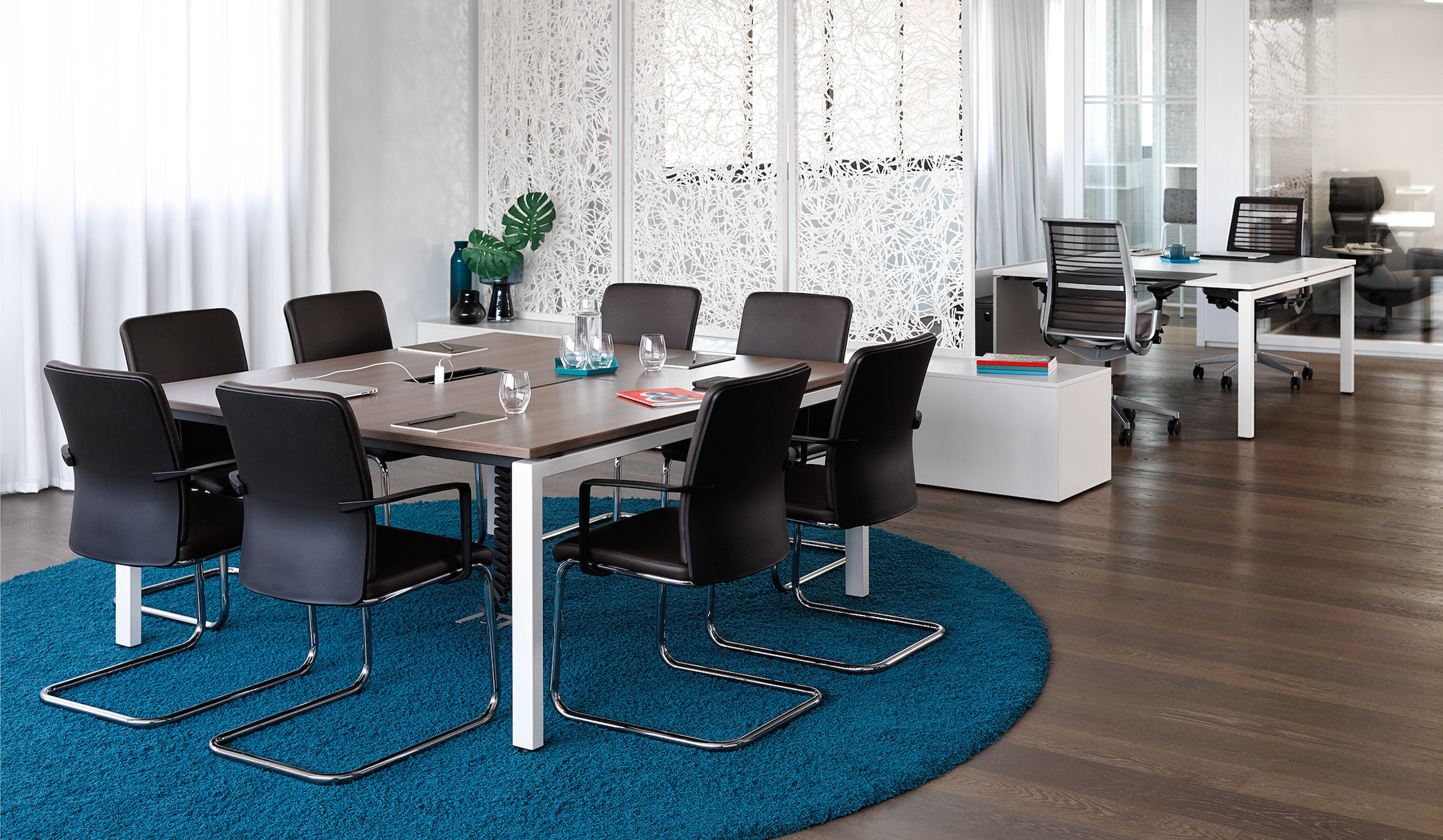 Steelcase FrameFour quadratischer Konferenztisch mit Kabeldose für effiziente Teams Steelcase-FrameFour-quadratischer-Konferenztisch