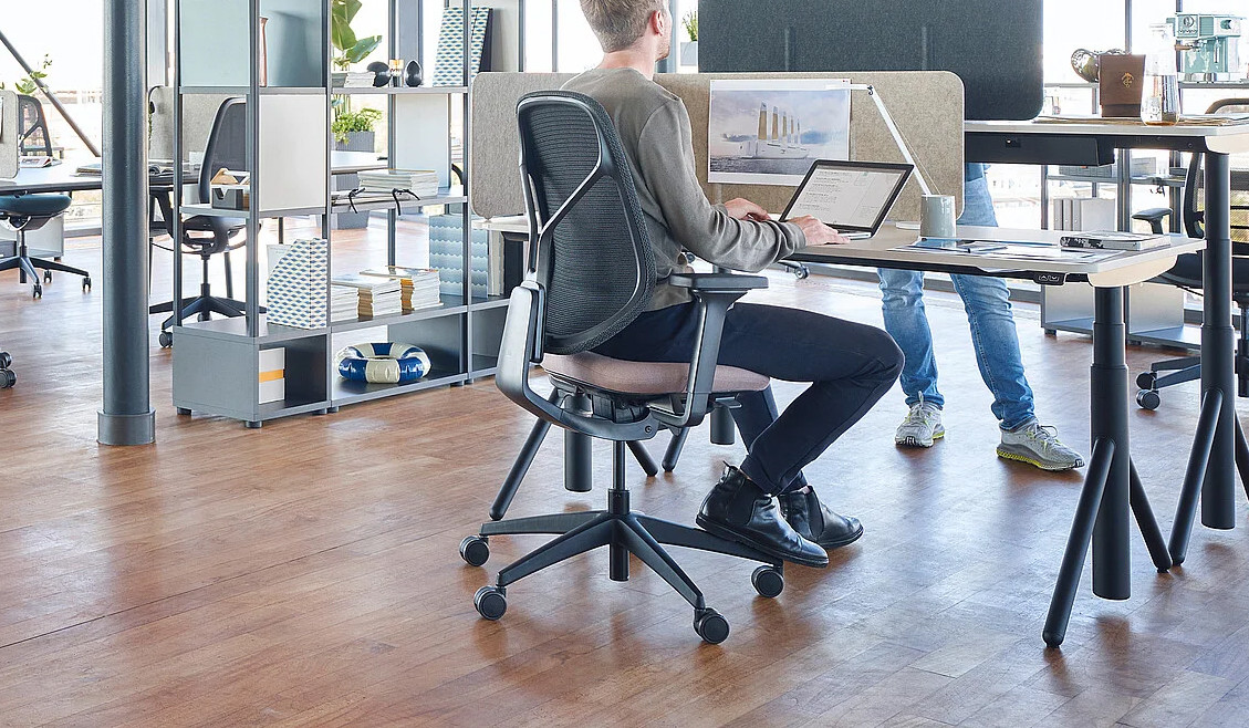 Sedus-se-kit-Drehstuhl-hohenverstellbare-membranbespannte-Ruckenlehne-im-Mix-and-Match-Design-fur-dynamische-Teams