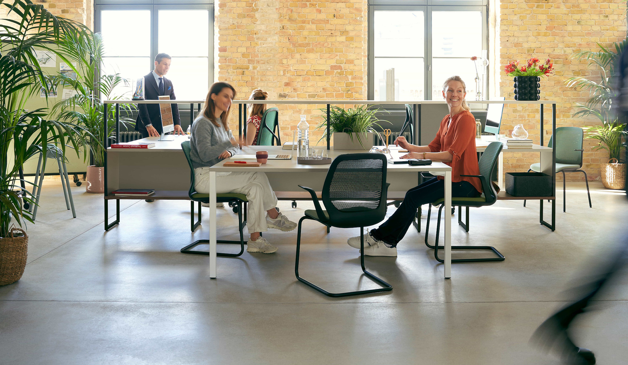 Sedus se:kit Besucherstuhl Freischwinger fördert aktives Wippen und konzentrierte Atmosphäre in Meetingräumen Sedus-se-kit-Besucherstuhl-Freischwinger-fordert-aktives-Wippen-und-konzentrierte-Atmosphare-in-Meetingraumen