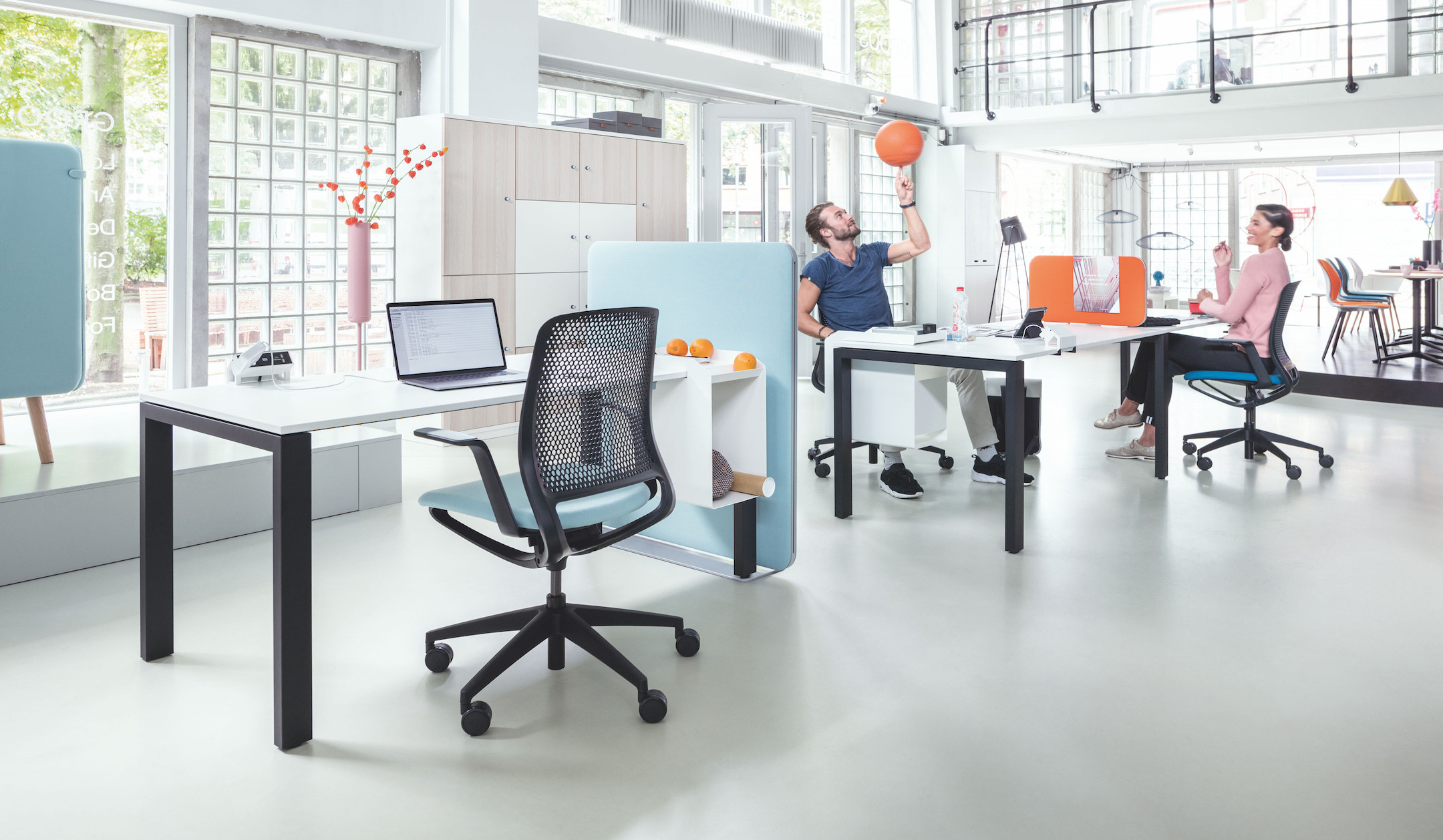 Sedus-get-together-wood-Einzel-und-Teamarbeitstisch-mit-Massivholzfussen-und-Kabelwanne-fur-das-Buro