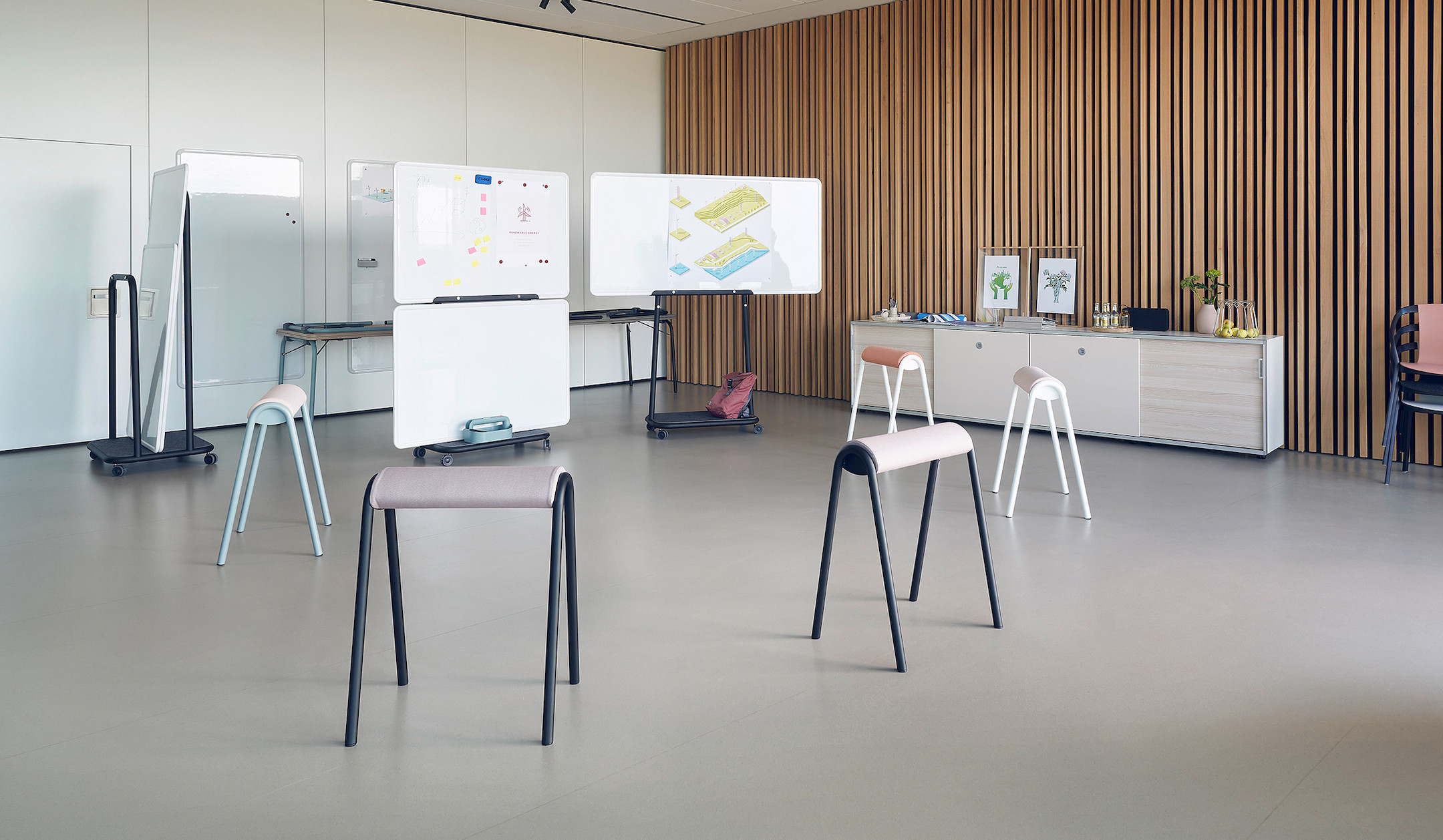 Sedus-se-lab-hopper-Sitzbock-fur-dynamisches-Sitzen-in-agilen-Workshops-und-spontane-Meetings