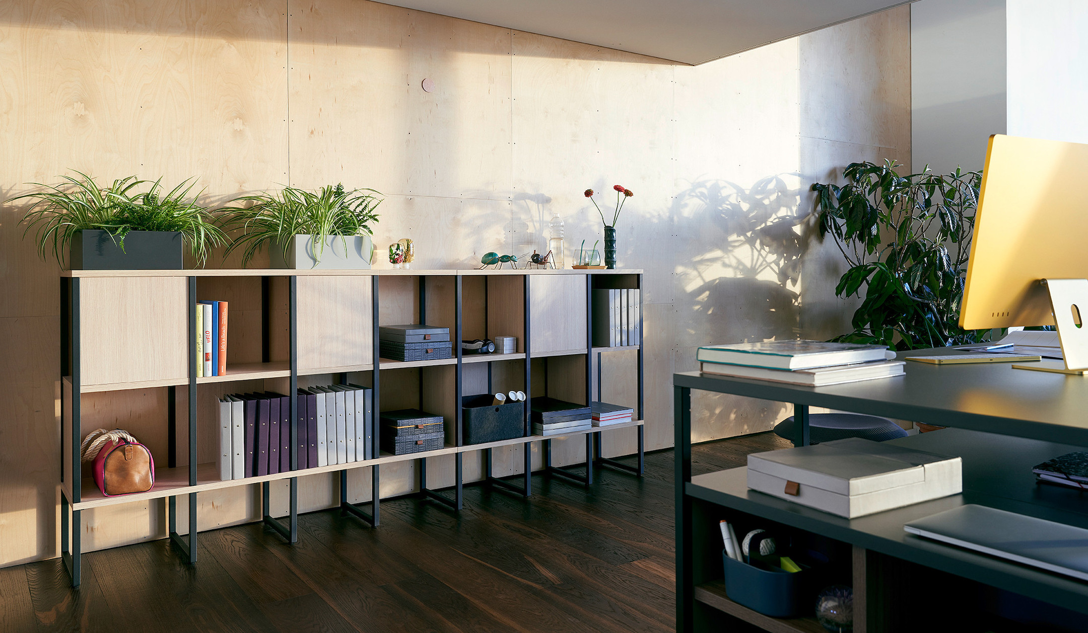 Sedus-se-matrix-Regalmodul-light-filigranes-Kufengestell-als-Raumteiler-mit-viel-Stauraum-fur-offene-Buros