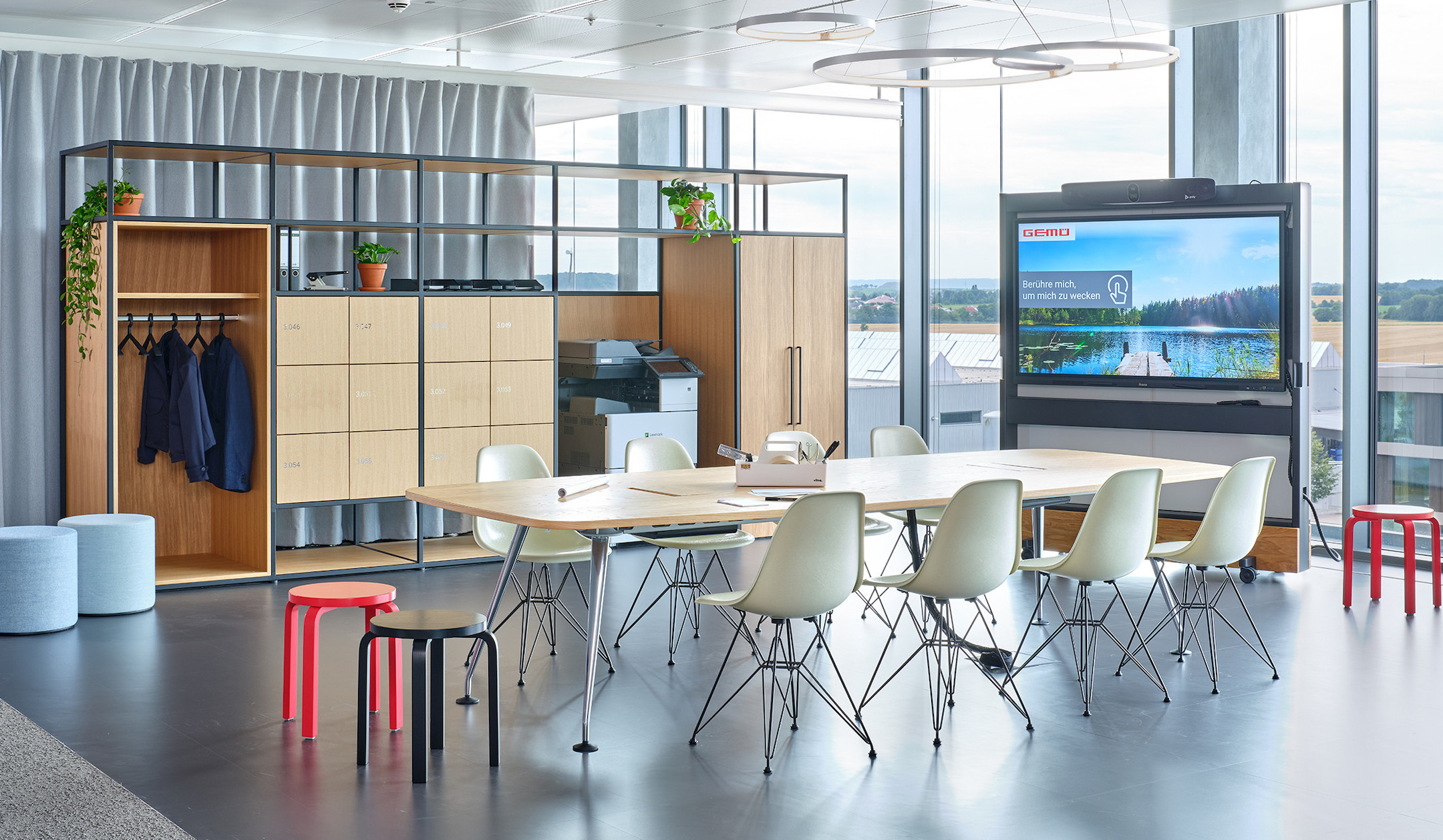 Vitra MedaMorph Konferenztisch in Bootsform mit intelligenter Elektrifizierung für effiziente Meetings Vitra-MedaMorph-Konferenztisch-in-Bootsform-mit-intelligenter-Elektrifizierung-fur-effiziente-Meetings