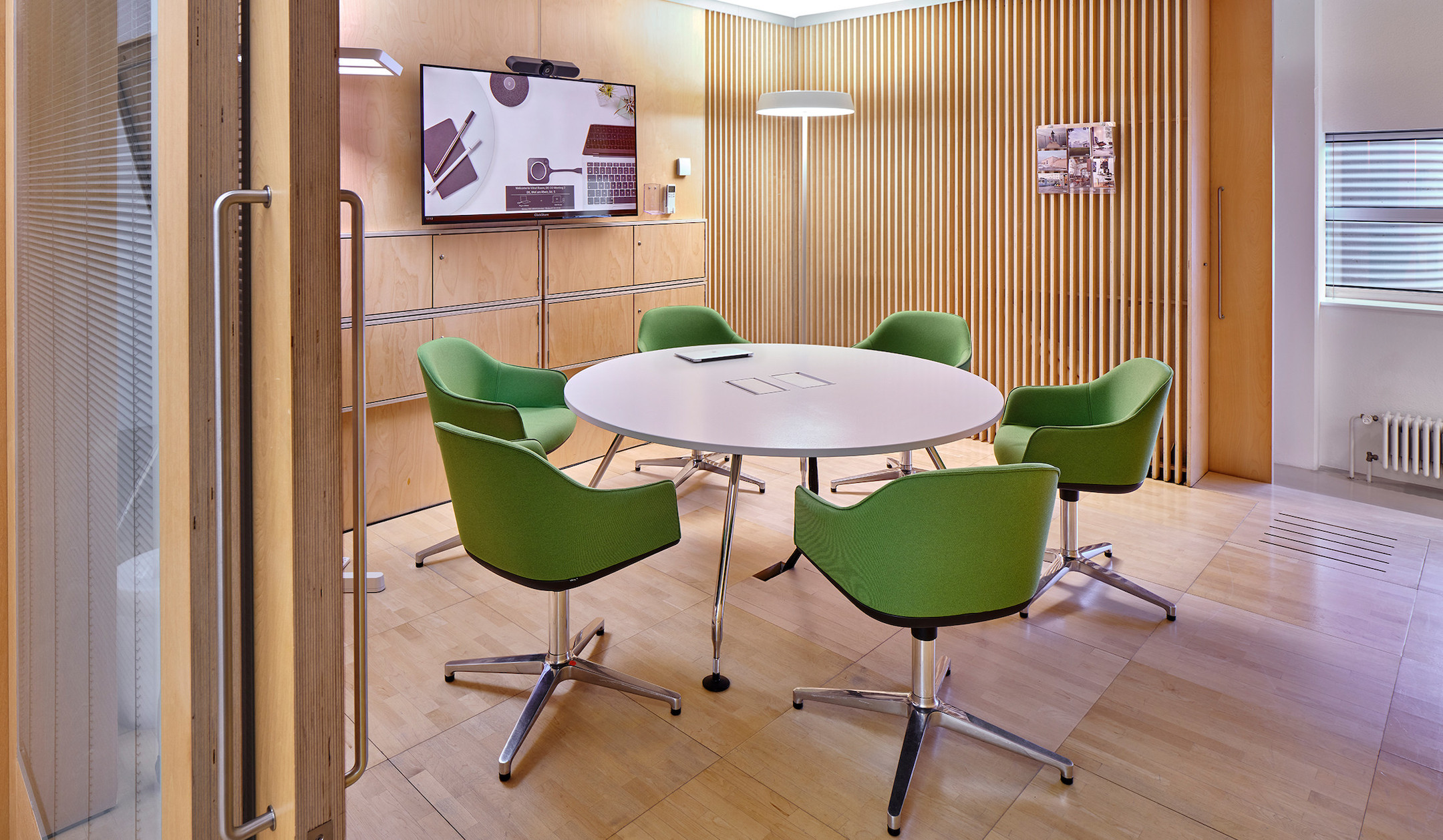 Vitra MedaMorph Konferenztisch rund mit Beinfreiheit für agile Meetings Vitra-MedaMorph-Konferenztisch-rund-mit-Beinfreiheit-fur-agile-Meetings