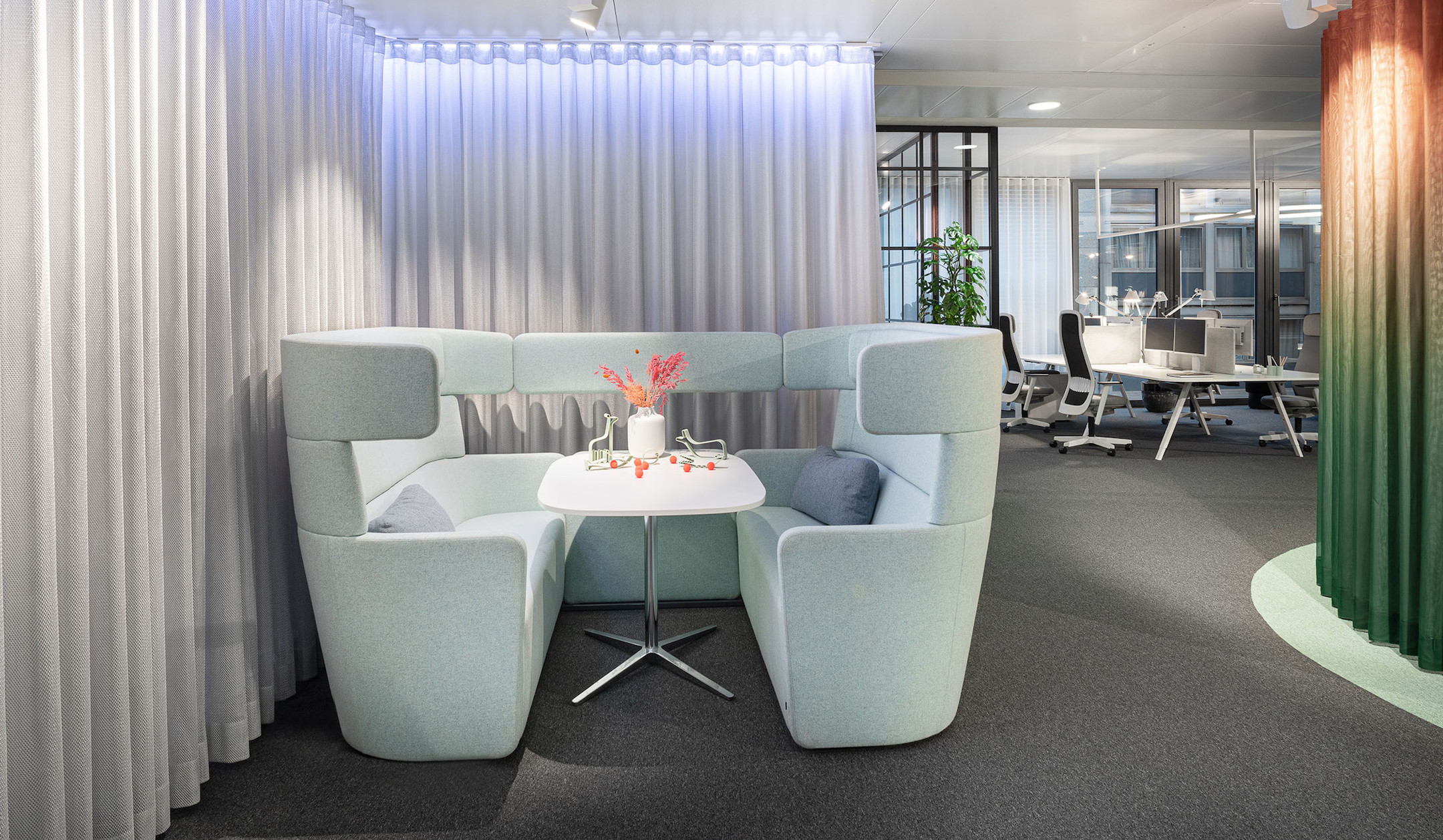 Bene-PARCS-American-Diner-bestehend-aus-zwei-Wing-Sofas-fur-Besprechungen-und-Teamarbeit-in-kleinen-Gruppen