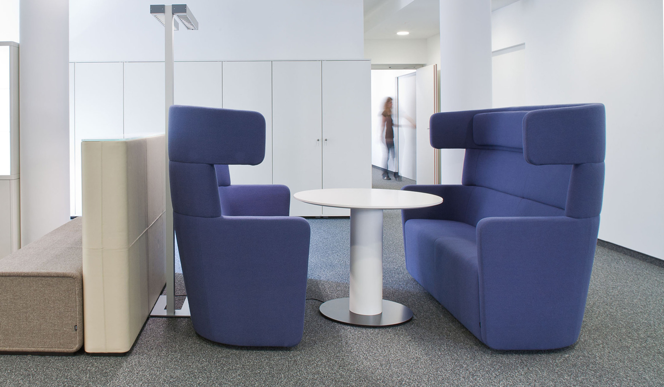 Bene-PARCS-Toguna-Table-Beistelltisch-in-Steh-oder-Sitzhohe-fur-die-Ablage-in-Toguna-Raum-im-Raum-Elementen