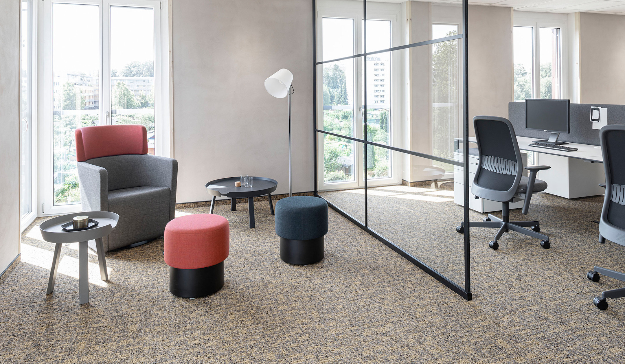 Bene-PARCS-Pop-Up-Stool-mit-einer-Vielfalt-an-Stoffbezugen-fur-den-flexiblen-Einsatz-im-Open-Office