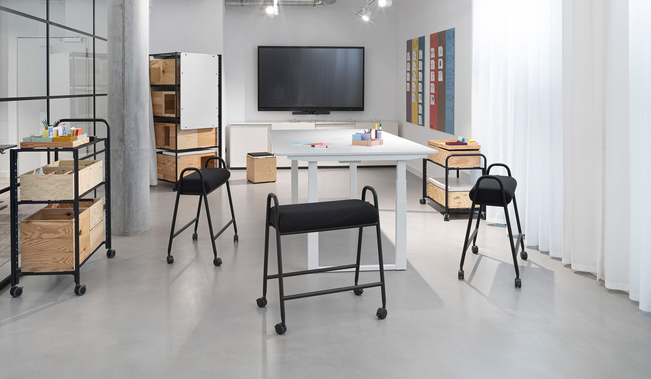 Bene-U-TURN-Sitzgelegenheit-auf-Rollen-oder-Gleitern-optional-mit-schwenkbarem-Aufsatztisch