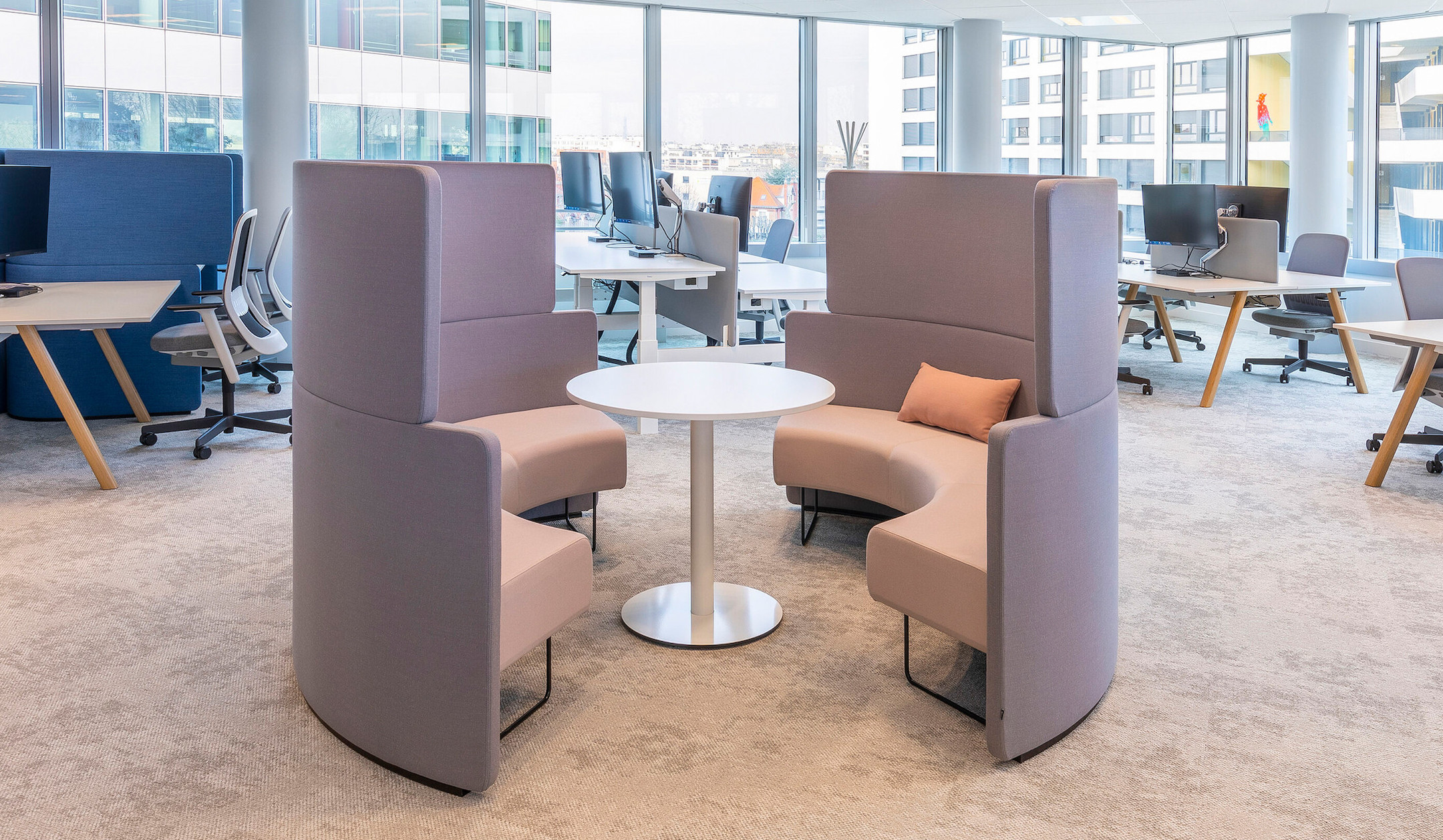 Bene PARCS Toguna Circle Small Sofa mit raumstrukturierender Soft Wall Bene-PARCS-Toguna-Circle-Small-Sofa-mit-raumstrukturierender-Soft-Wall