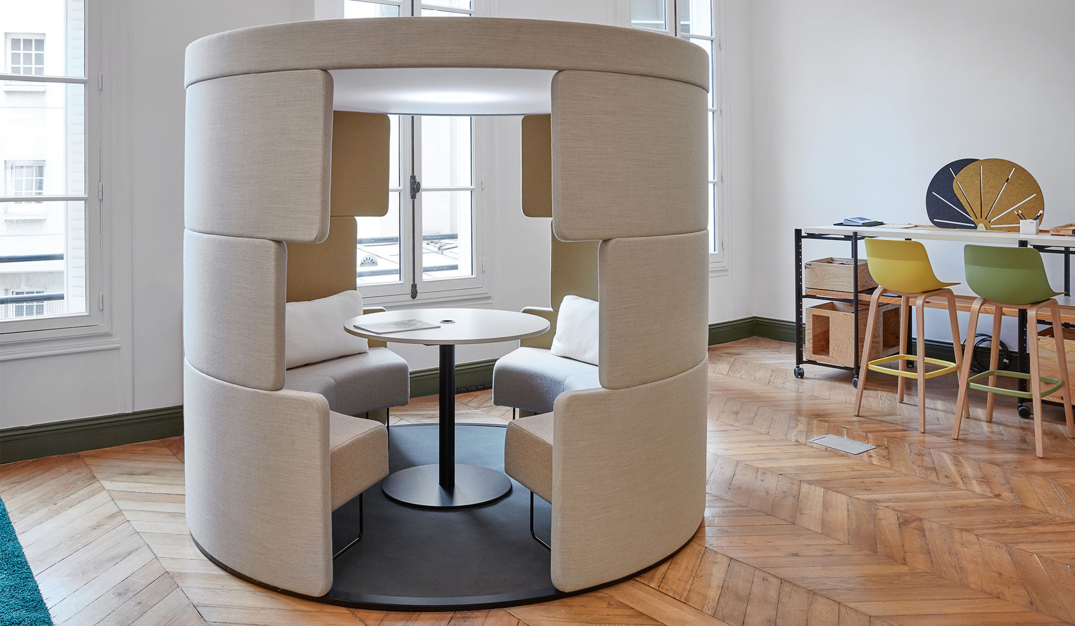 Bene PARCS Toguna Low offenes Raum-in-Raum-Element mit akustischer Abschirmung Bene-PARCS-Toguna-Low-offenes-Raum-in-Raum-Element-mit-akustischer-Abschirmung