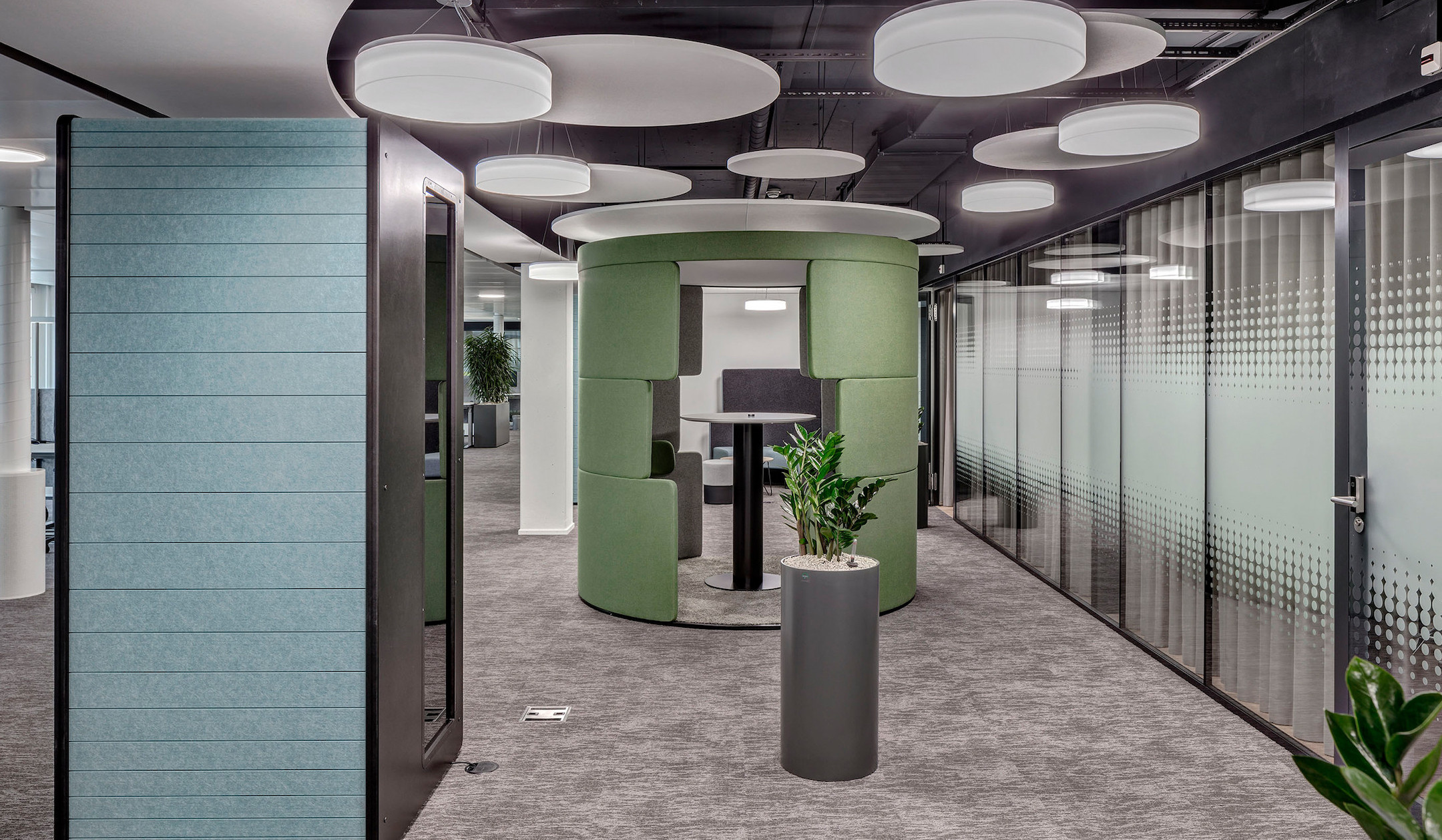 Bene PARCS Toguna High offenes Raum-im-Raum-Element mit akustischer Abschirmung für kurze Meetings im Stehen Bene-PARCS-Toguna-High-offenes-Raum-im-Raum-Element-mit-akustischer-Abschirmung-fur-kurze-Meetings-im-Stehen