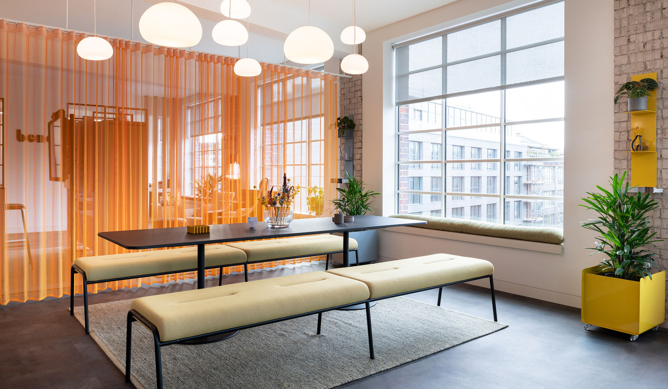 Bene-CASUAL-Table-Low-Besprechungstisch-in-Sitzhohe-mit-individuell-konfigurierbarer-Plattenform