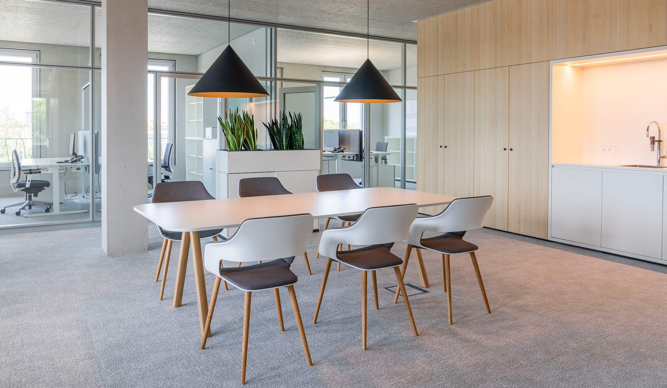 Bene-DELTA-PURE-MEETING-Besprechungstisch-mit-vielfaltiger-Gestell-und-Plattenauswahl