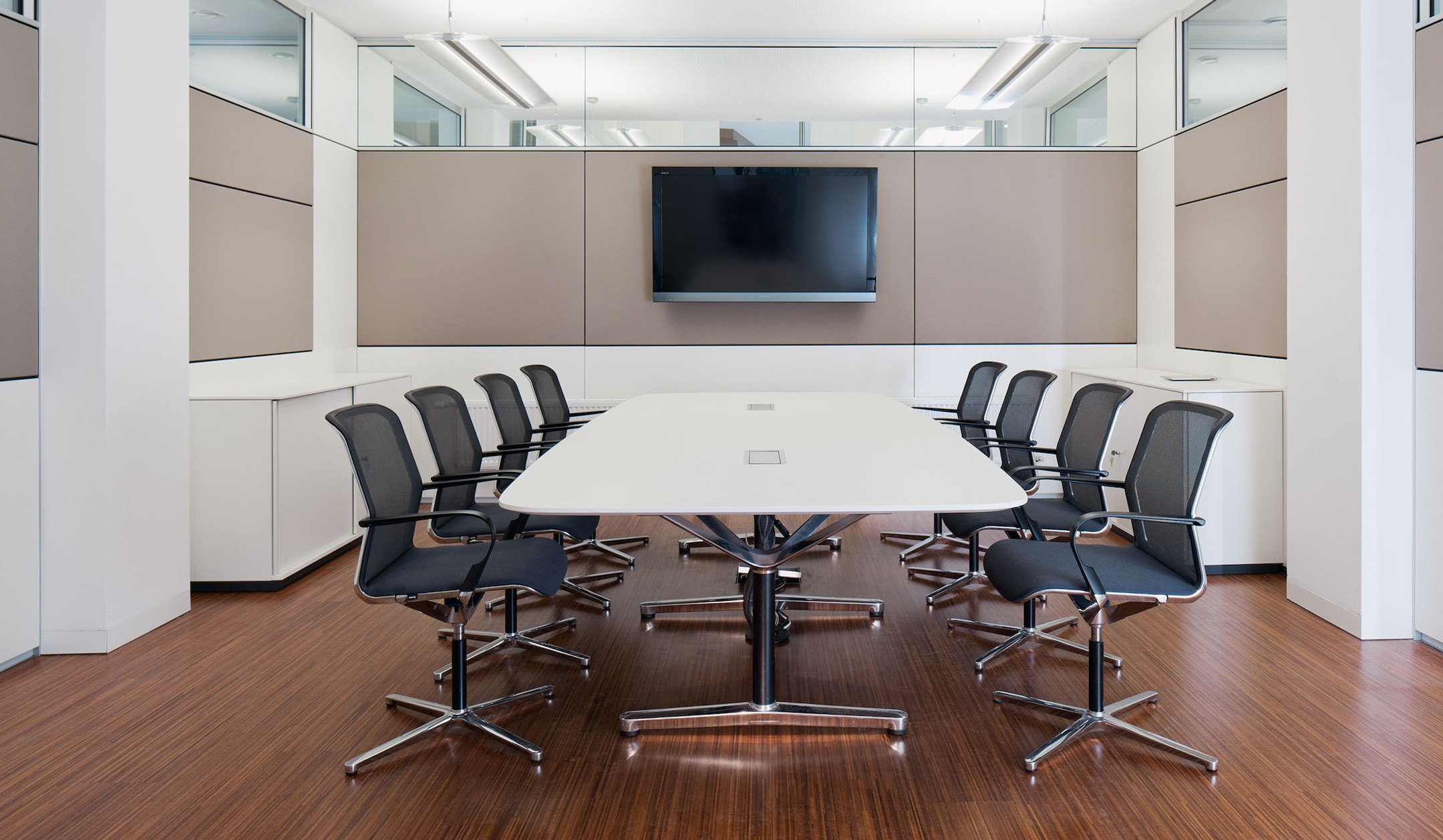 Bene-FILO-Table-ovaler-Besprechungstisch-mit-zweiteiliger-Tischplatte-fur-kollaborative-Workshops